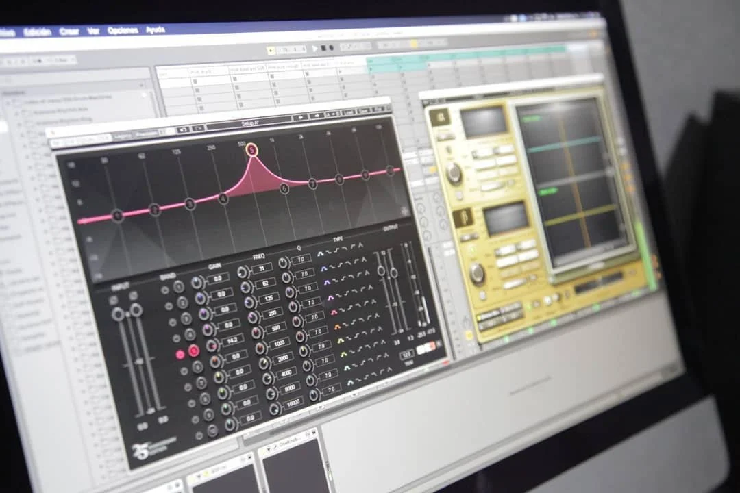Para aumentar o atenuar la amplitud de (fi) usamos Q10 de @wavesaudio