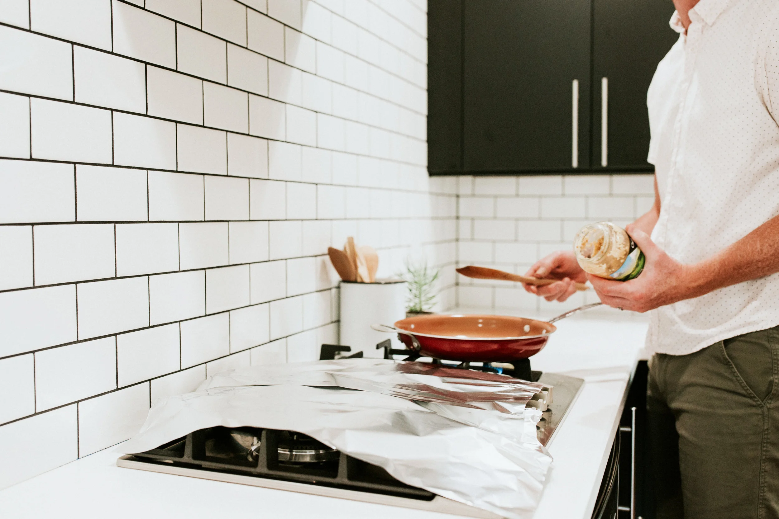 10 DIY hacks you need to know - use tinfoil on gas stove to avoid spills and splatters