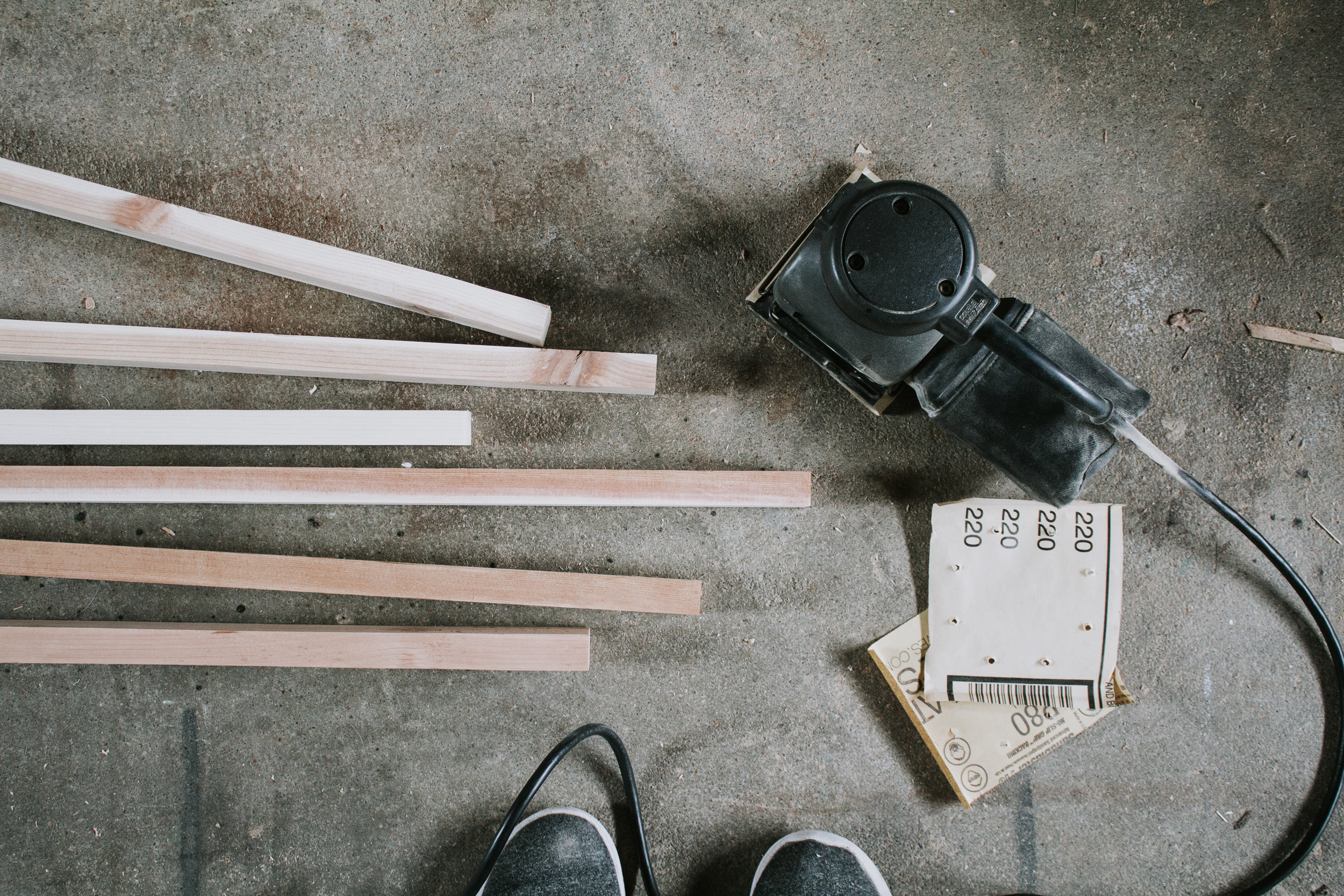 DIY Wood Slat Doormat - Make your own cedar wood doormat. Modern doormat with beautiful wood grains and a simple design. Step by step instructions by Nadine Stay.