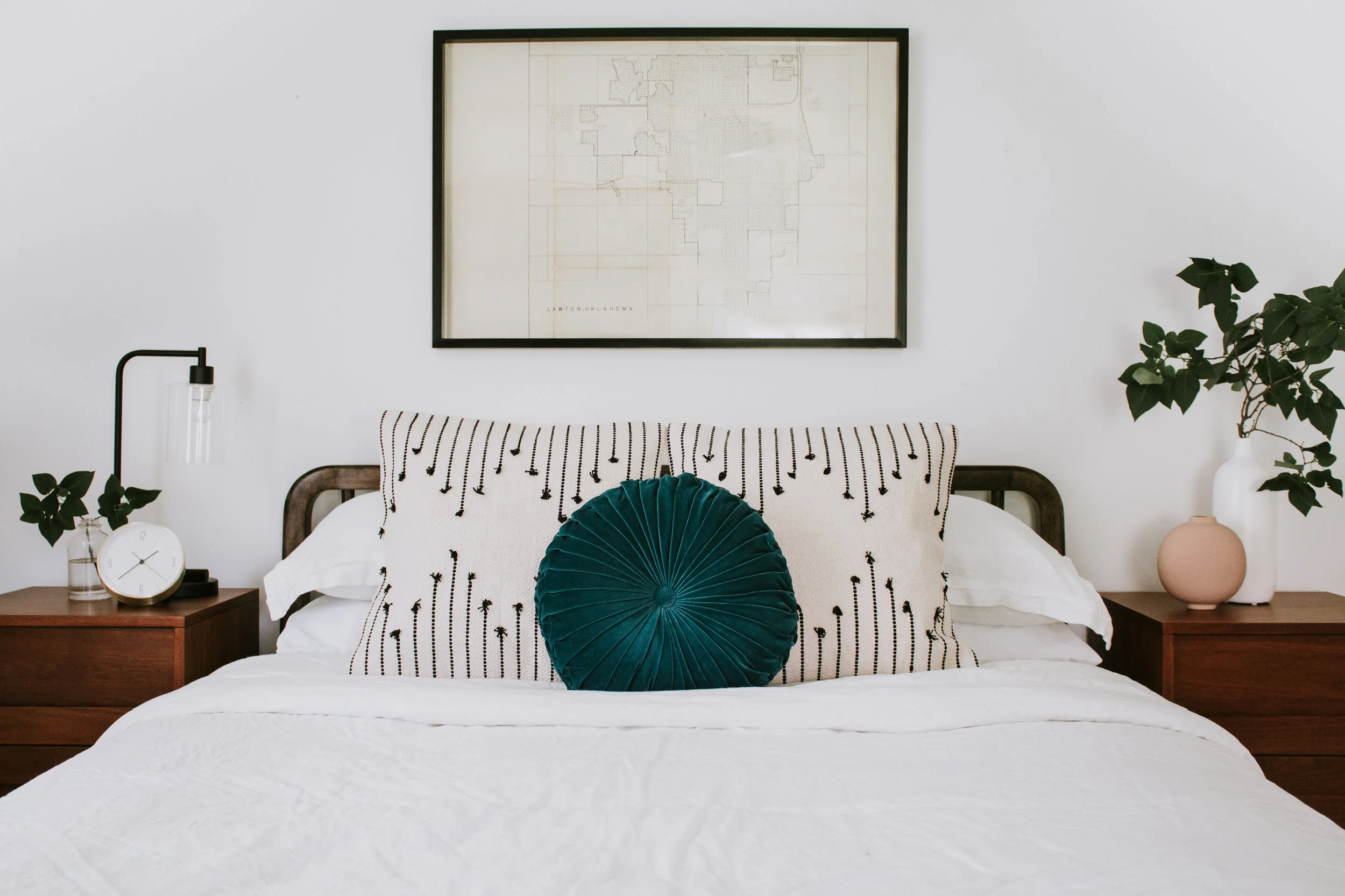 4 DIFFERENT WAYS TO STYLE BED PILLOWS Nadine Stay