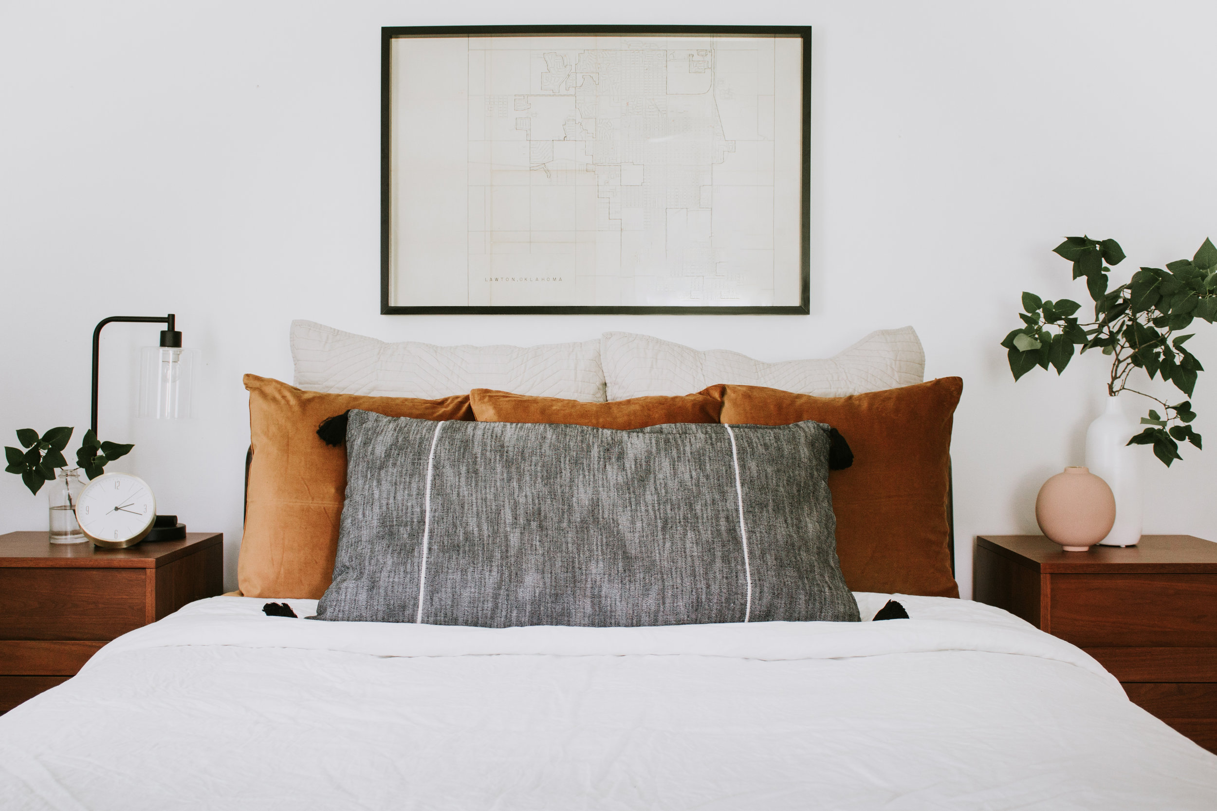 4 different ways to style bed pillows - How to make your bed like an interior designer. 4 pillow layouts and styles by Nadine Stay.