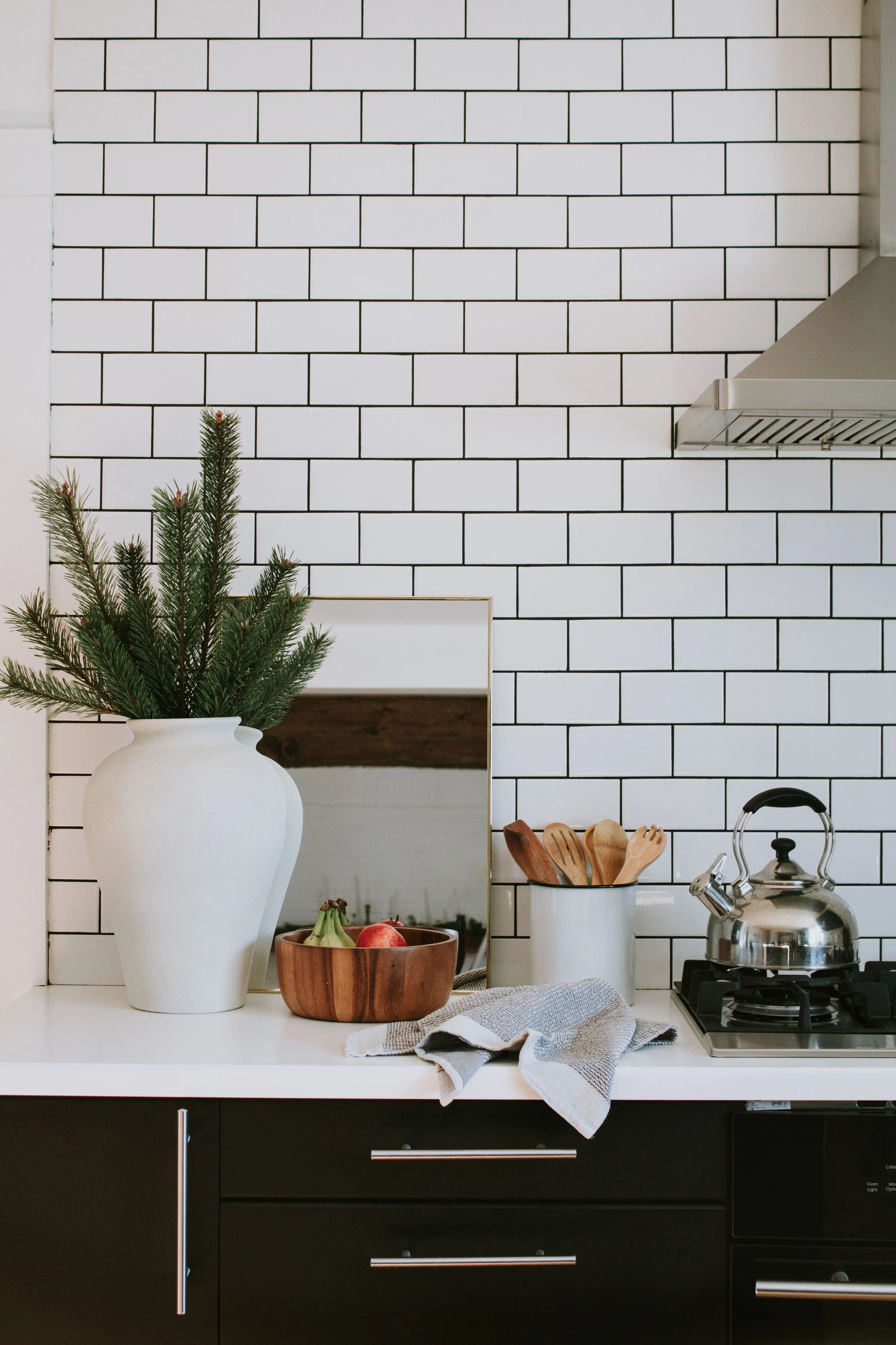 Notable Things: Painting thrift store vases and what's on my Christmas list. Nadine Stay