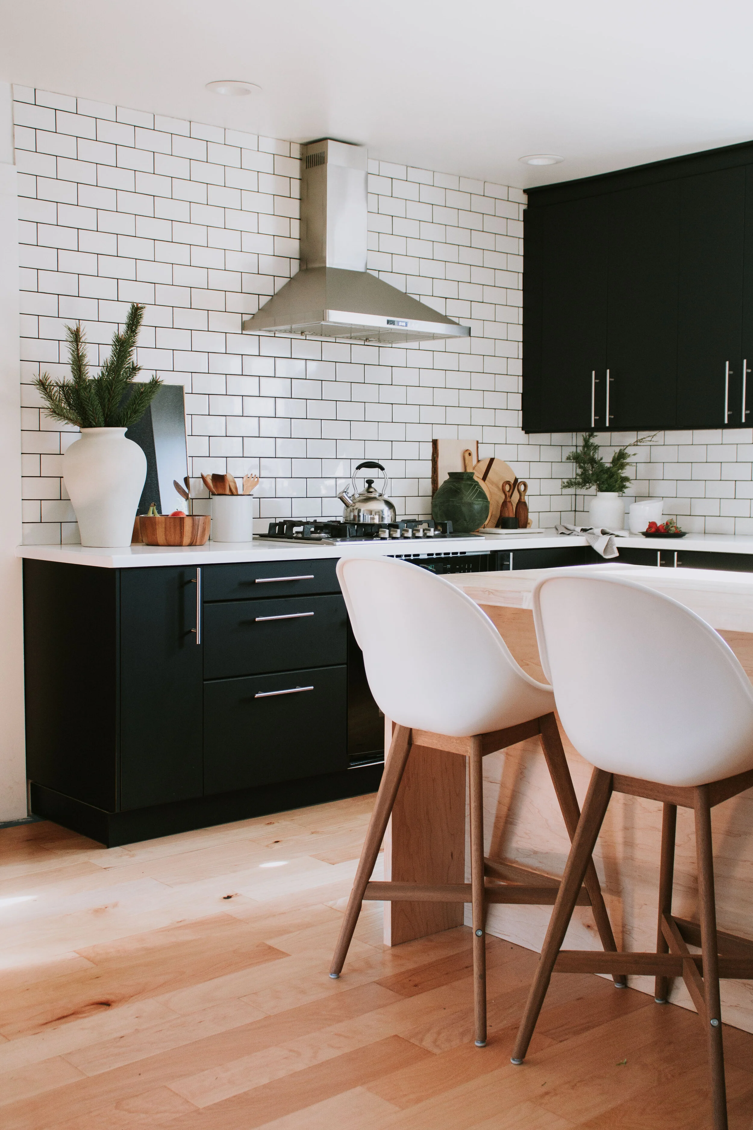 Notable Things: Painting thrift store vases and what's on my Christmas list. Nadine Stay