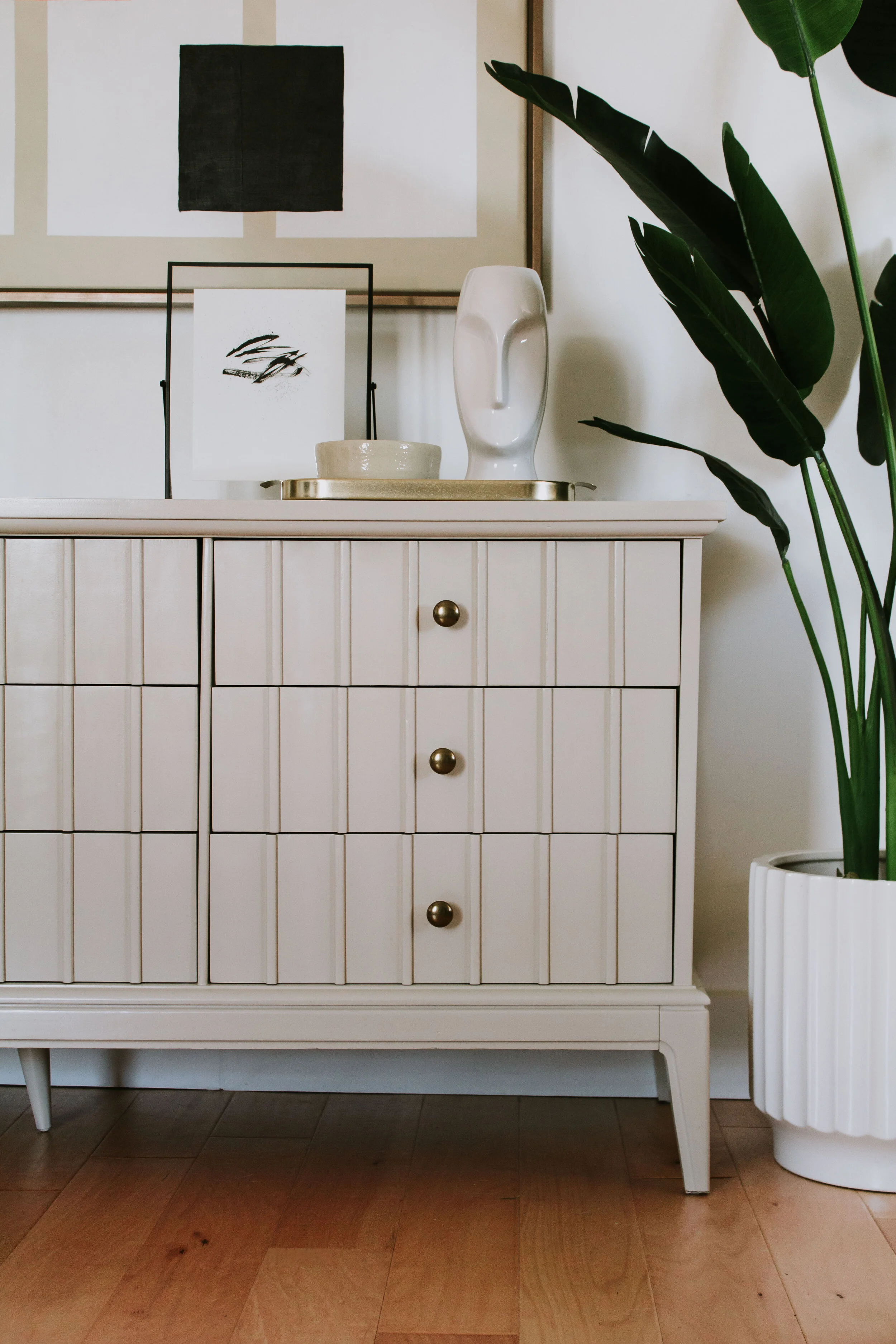 The High/Low List: Hardware Edition | Nadine Stay | Cabinet knobs and pulls for your kitchen cabinets, bathroom vanities, and dresser drawers. High end hardware and their budget friendly lookalikes. Knurled hardware, brass pulls, edge pulls, brass k…