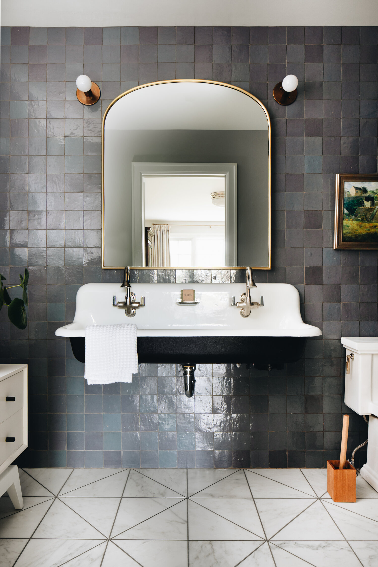 How to mix multiple metal finishes in a bathroom or kitchen. Tips for pairing complimentary metal fixture finishes. Brass, bronze, copper, nickel, chrome, and black metal finish tips. | Nadine Stay // Photo Source: Jean Stoffer Design