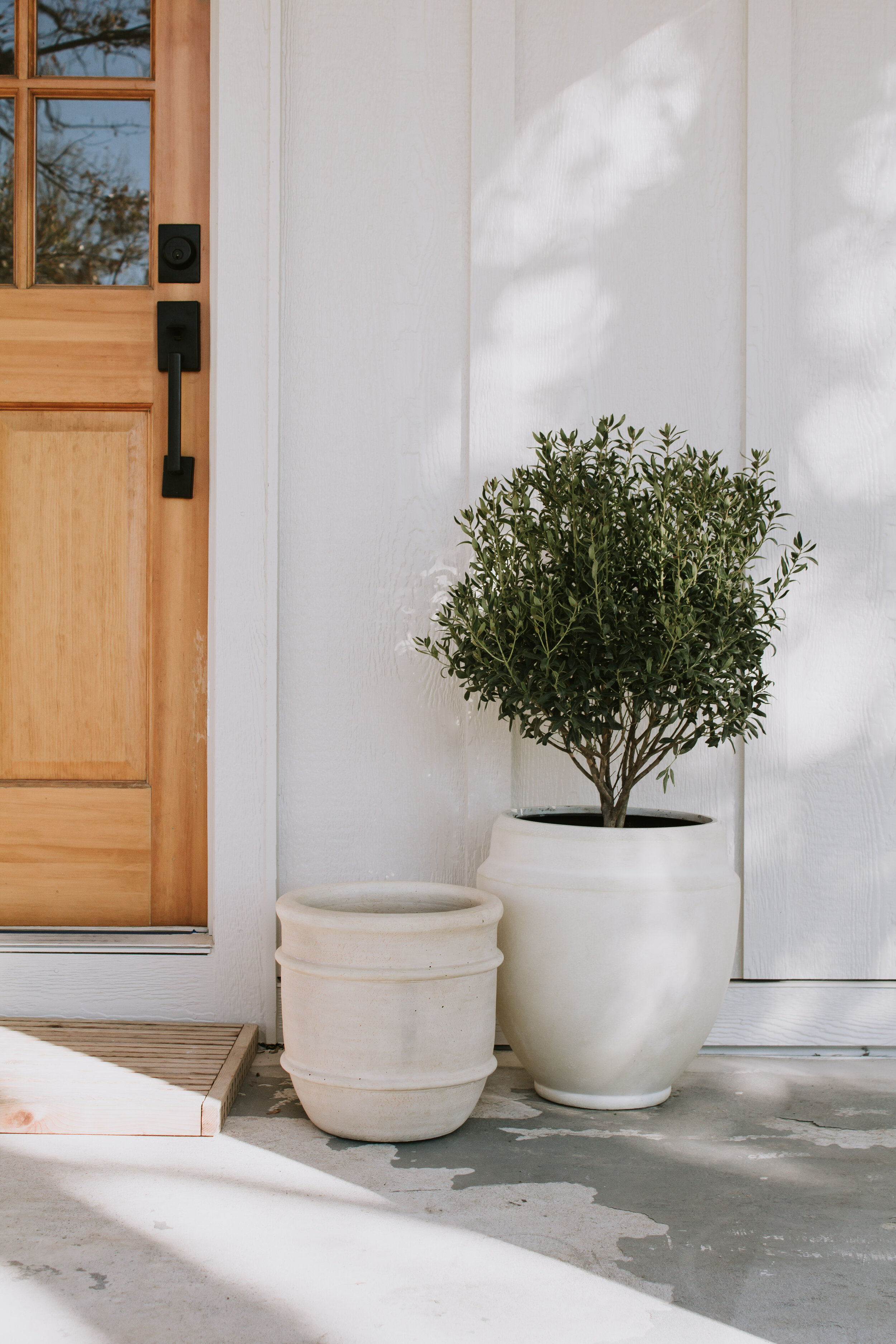 My Outdoor Pots + Planters Plus 15 Indoor/outdoor pots - Nadine Stay | Aged and weathered outdoor pots, terra cotta pots, and modern sphere planters. | Nadine Stay