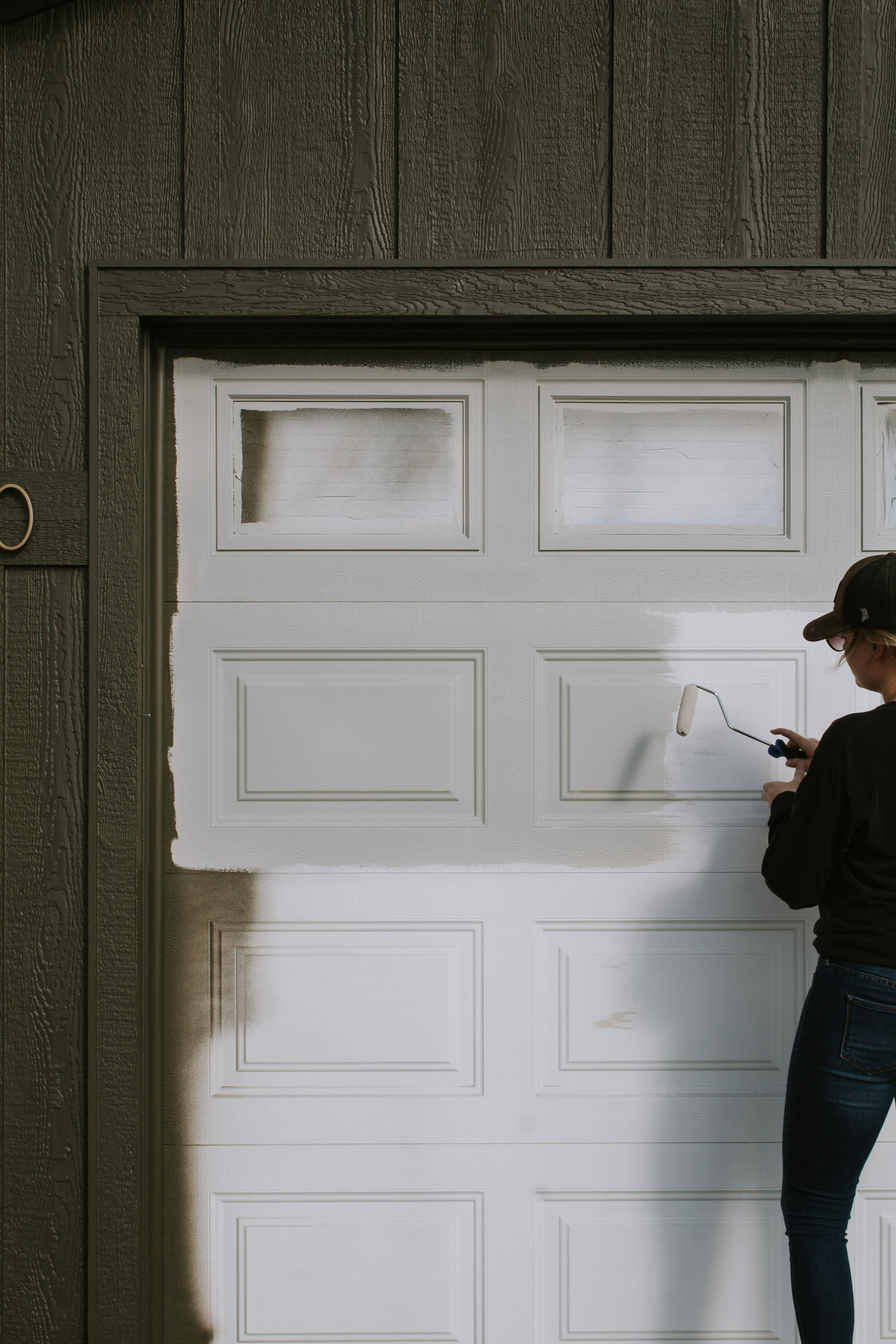 How to paint metal garage doors - Nadine Stay | Tips for painting old garage doors and the paint and primer you should use.
