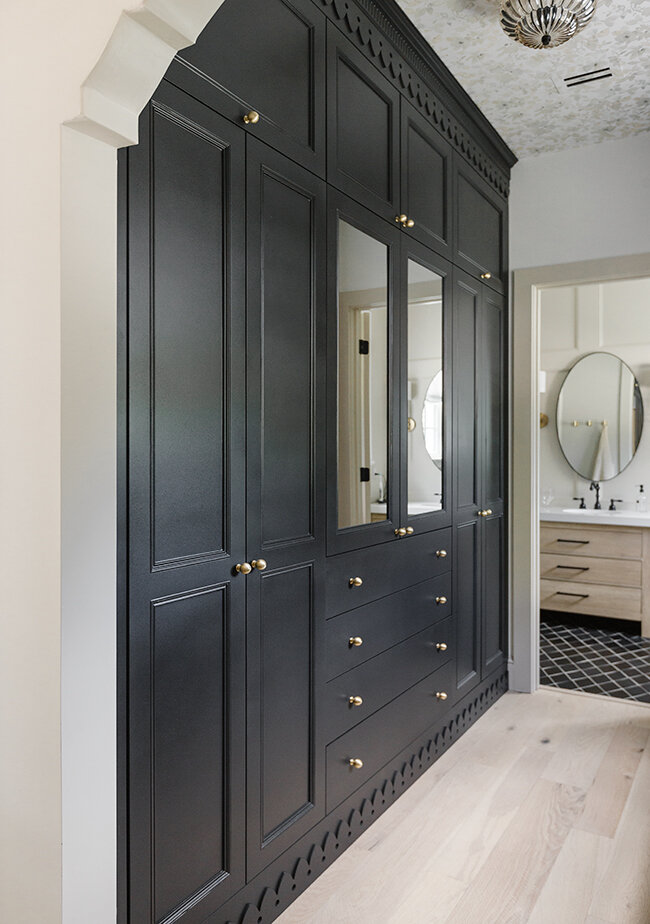 Where to find budget friendly interior doors. How to make standard and budget friendly doors look high end and custom. Interior door round up and inspiration by Nadine Stay. | Image via Jenna Sue Design