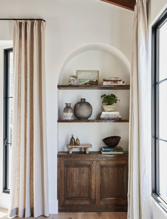 A lesson of how to select and style curtains. High end curtain design and curtain rods. Tips for picking curtains like Amber Interiors. Design by Amber Interiors // Photography by Tessa Neustadt