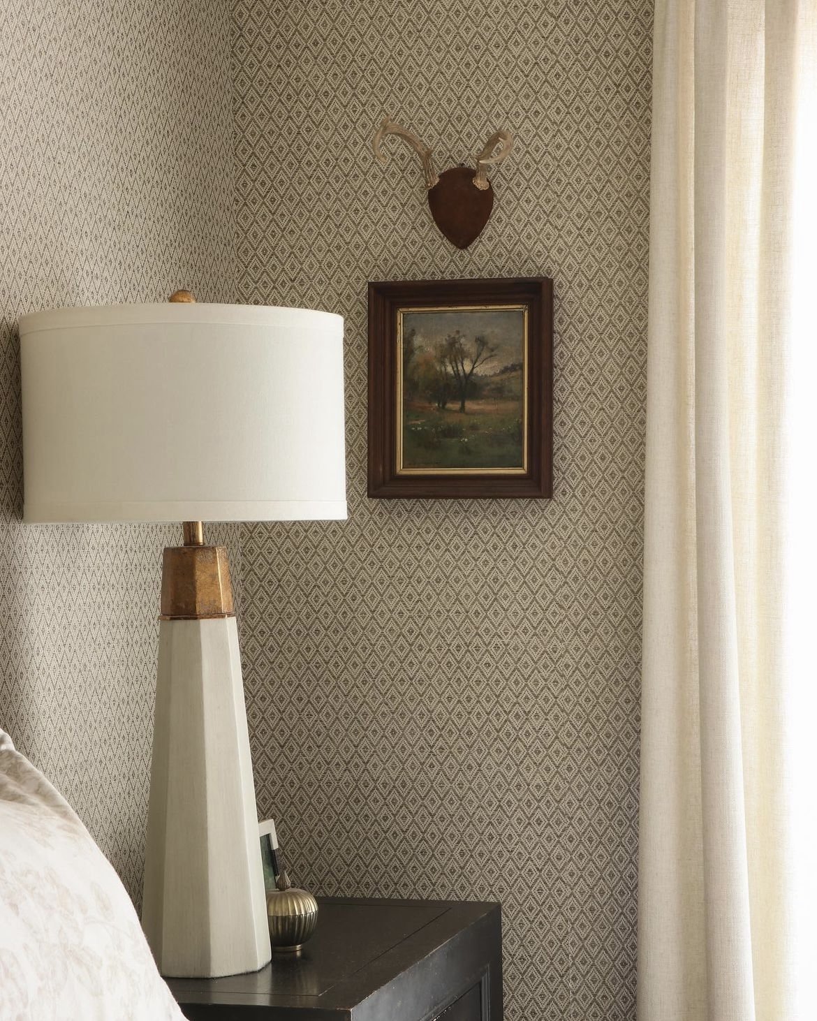 Timeless Wallpaper patterns. How to know if wallpaper is timeless or a trend. Is wallpaper just a fad? Geometric grasscloth wallpaper that won't go out of style. | Nadine Stay