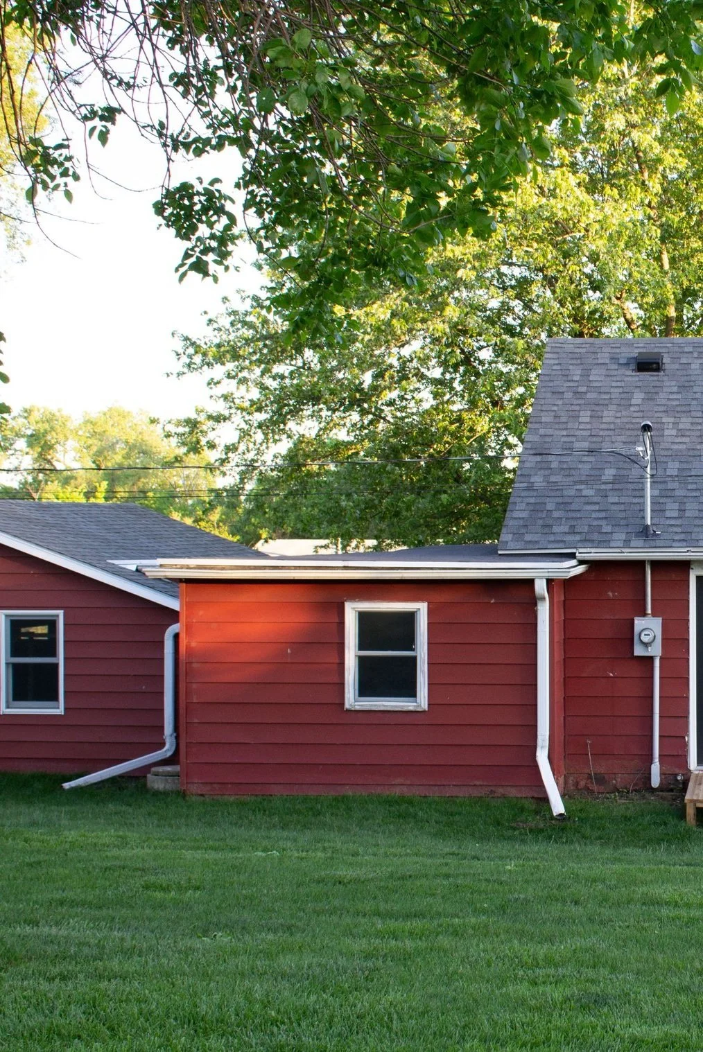 BEFORE | Cedar shingle exterior siding reveal. How we remodeled our exterior from rusty siding to cedar shakes. Hunter green and cedar shingle exterior transformation and inspiration. | Nadine Stay