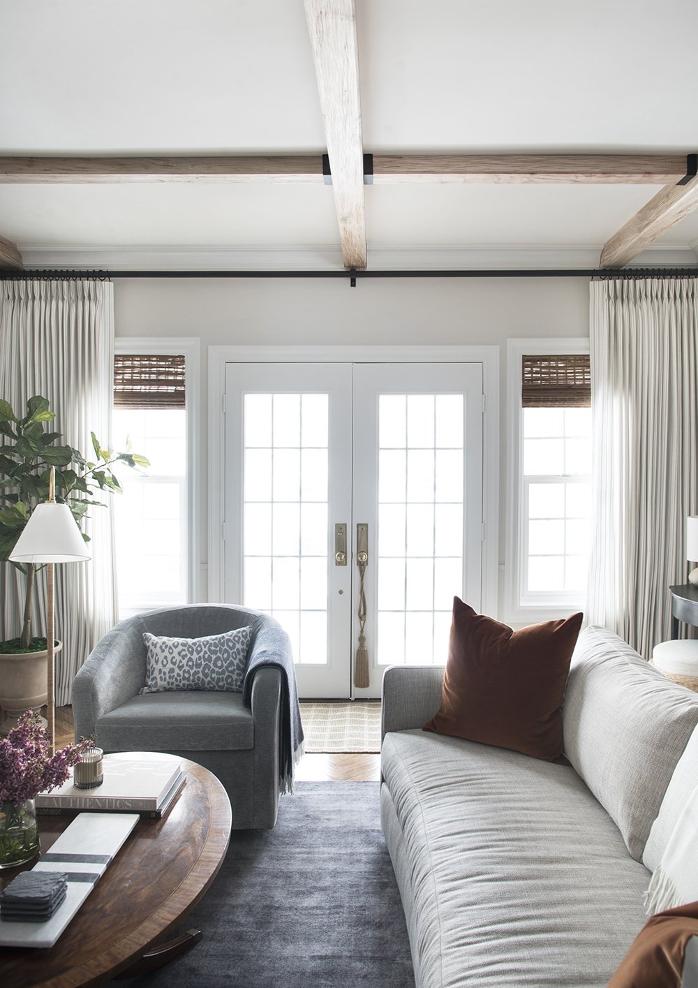 When to use curtains vs shades and 7 unique window scenarios. | Nadine Stay - What window covering to use on bay windows, narrow windows, high windows, basement windows, or a row of windows. Roman shades or drapery. Image via Room For Tuesday