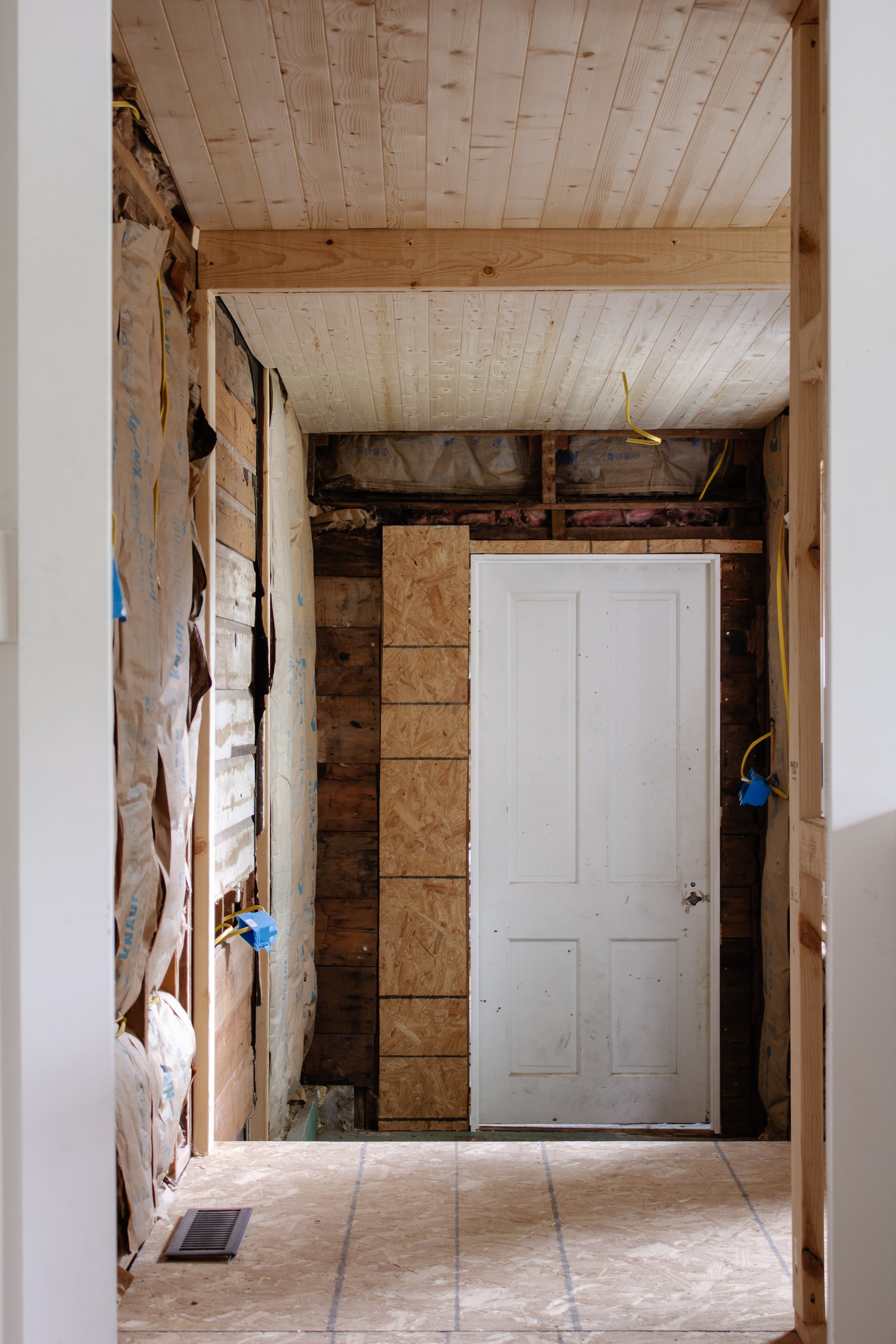 We installed wood planks on the laundry room ceiling - Nadine Stay | How to put wood tongue and groove planks on a ceiling. The best lightweight wood planks for ceilings. How to install wood planks. Rustic cabin inspired ceiling treatment. Pine wood