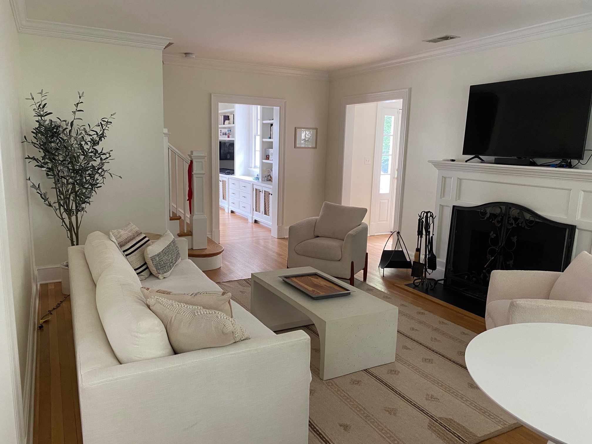 How to add color and depth to an all white living room. How to add character and pattern to a home. White living room styling ideas by Nadine Stay