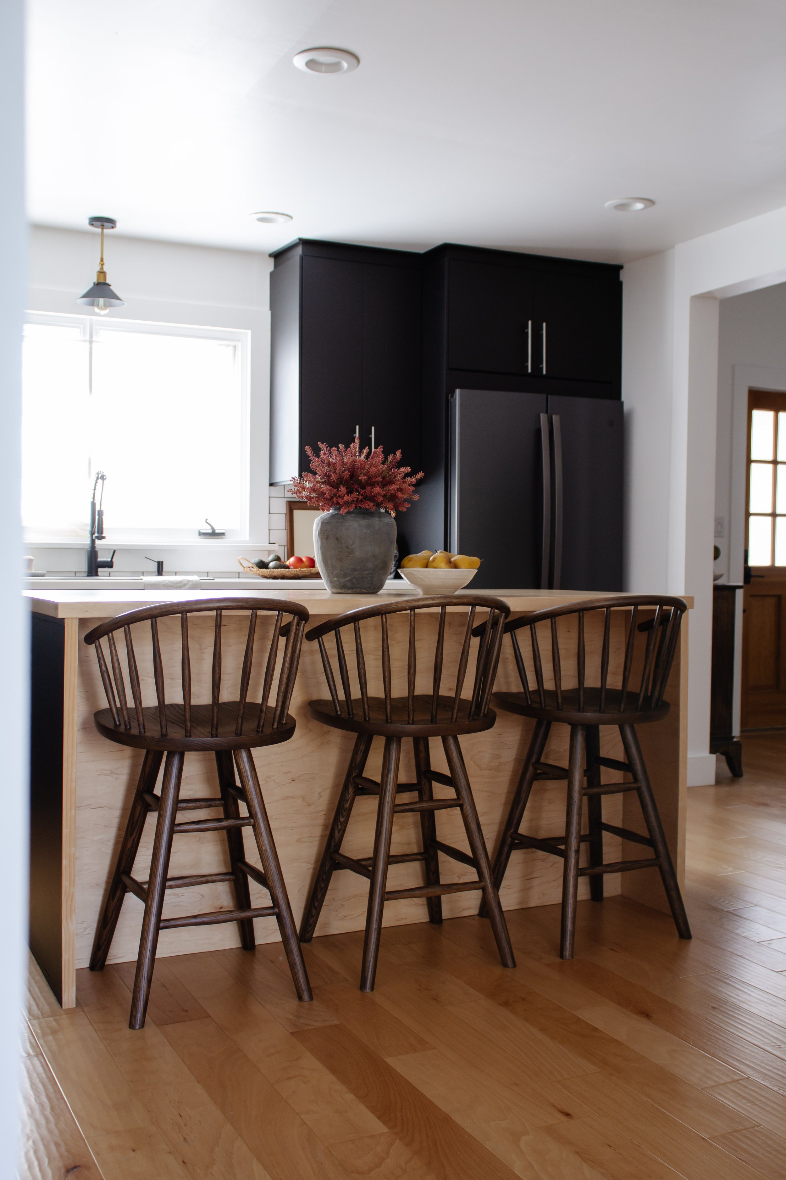 How to refinish oak wood counter stools - Nadine Stay | Furniture flip makeover on three spindle back counter stools. How to make golden oak wood look high end. My favorite dark stain color. Kitchen counter stool inspiration. Modern cabin kitchen.