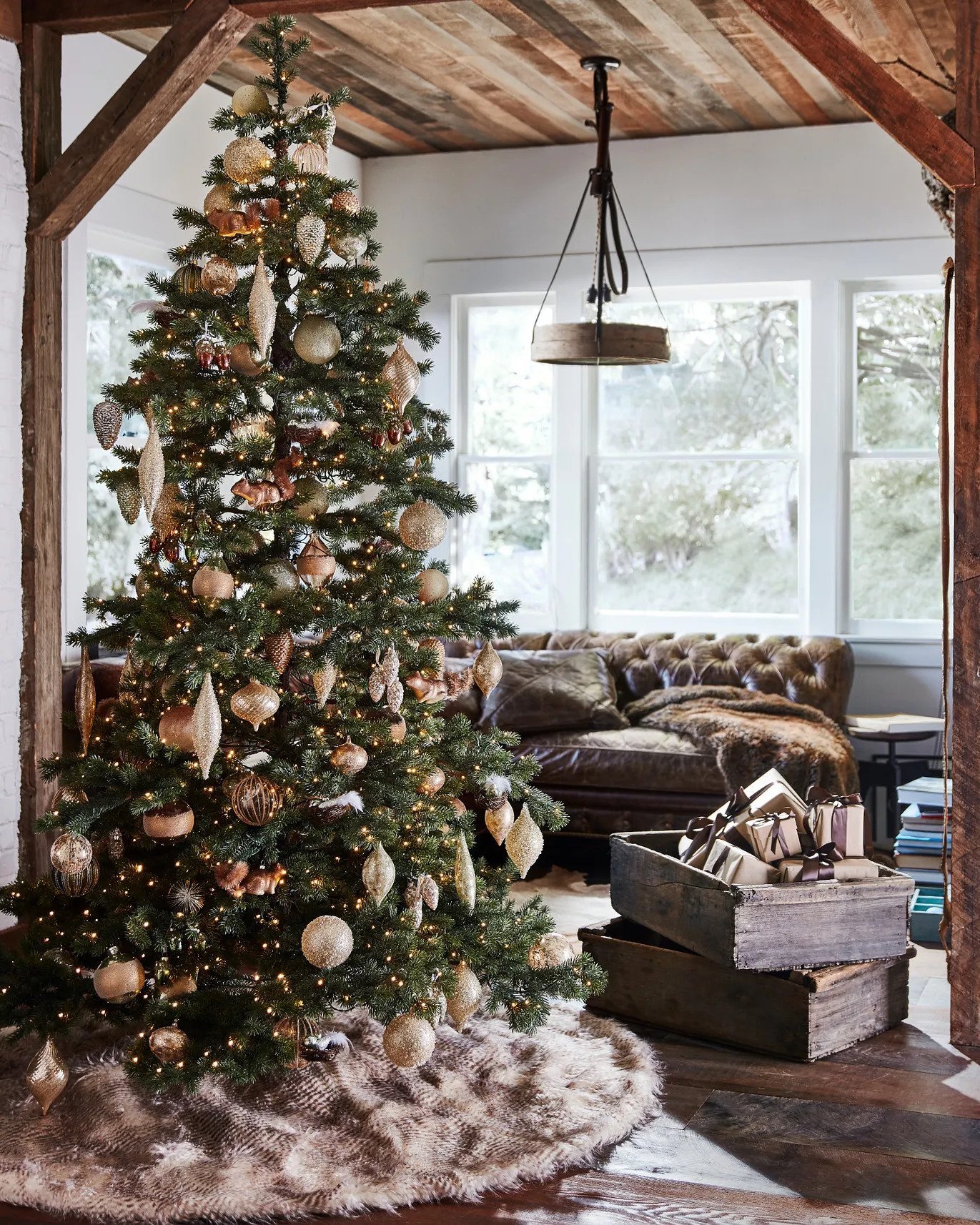 Christmas tree decorating styles and ideas. How to decorate your Christmas tree. Fairy twinkle lights. Icicle ornaments. Tinsel Christmas tree. Sparse Charlie Brown Christmas trees. | Nadine Stay | Balsam Hill