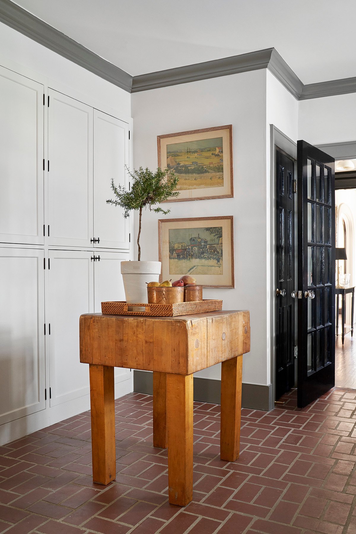 Answering your design questions (part 1) - Nadine Stay | Fixing your design dilemmas. How to mix multiple wood tones and colors in a room. Is box trim, picture frame moulding a fad or timeless? Contrast trim ideas. (IMAGE VIA MATT MAZUR)