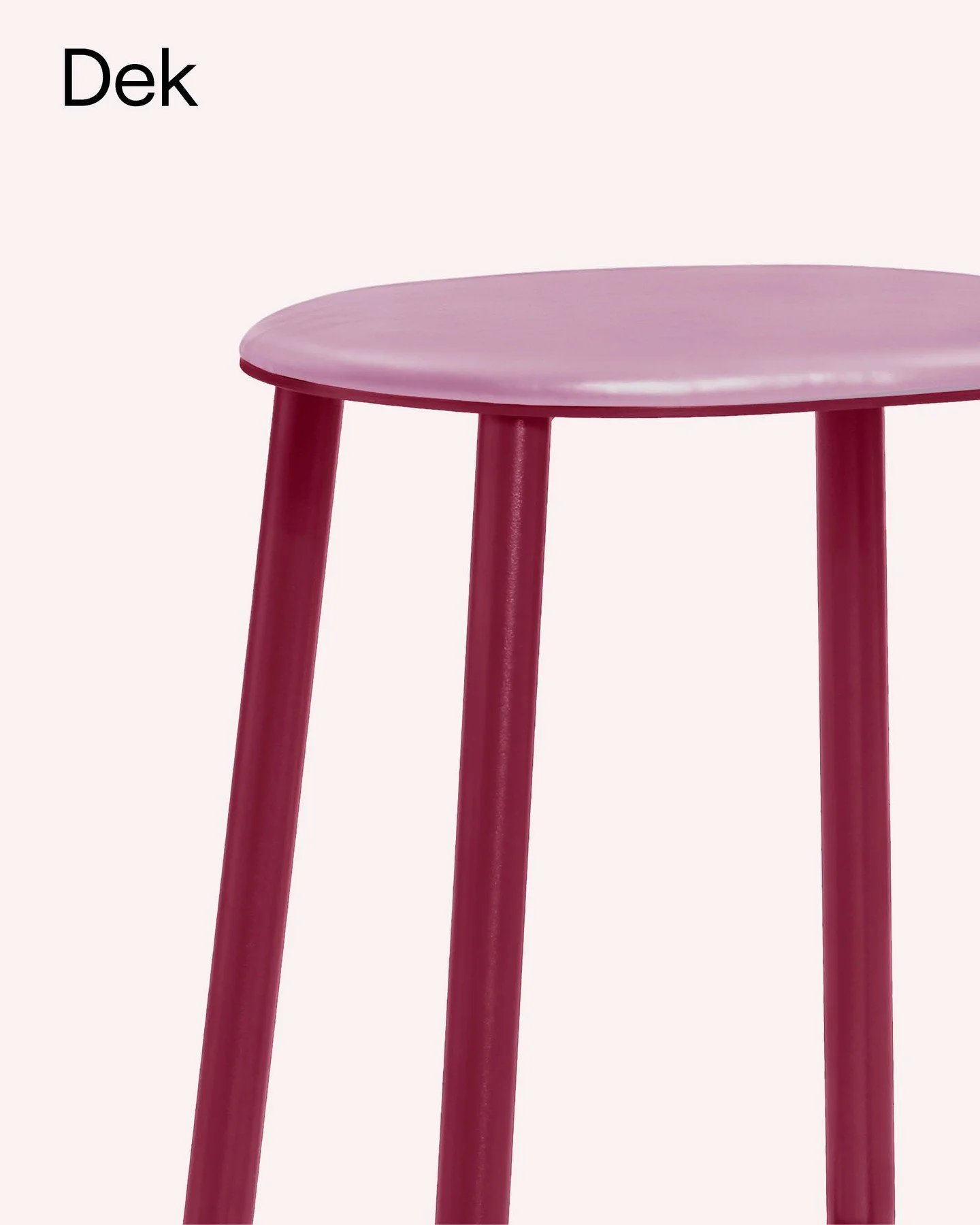 Small details can make a big difference. Dek features a slim metal plate just beneath the seat, seamlessly merging into its legs for a clean sculptural look. Whether in wood or upholstery, the contrast is subtle yet striking. Because in great design,