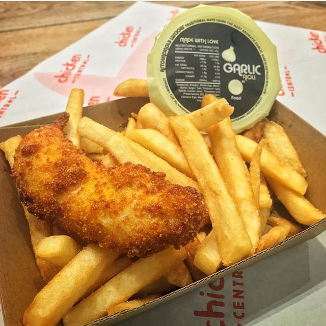 Delicious Fried Free Range Chicken Breast Tenderloin with the best Gluten Free Chips AND A DIPPING SAUCE!....
STILL $4‼️‼️‼️‼️‼️‼️
🗣WHAT❓❓❓❓❓❓
💁🏻Yep. We are legends.😁👌🏽
.
.
#chickyc #afterschool #snack #hungry #kidsmeal #childrensmeal #chicken 