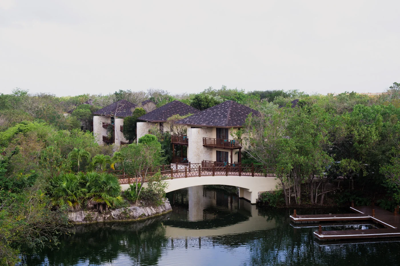The lobby and restaurante el puerto overlooks the river and some of the accomodations
