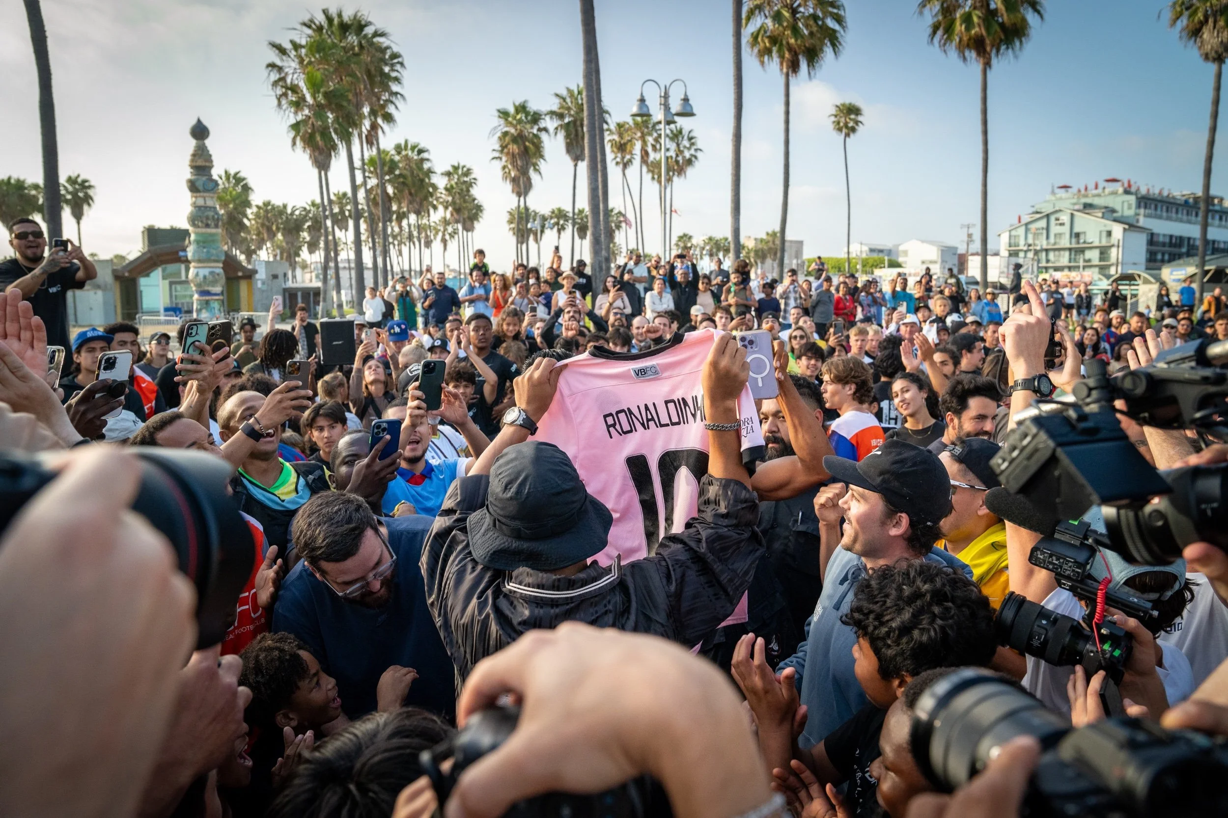 Ronaldinho Visits Venice Beach Football Club