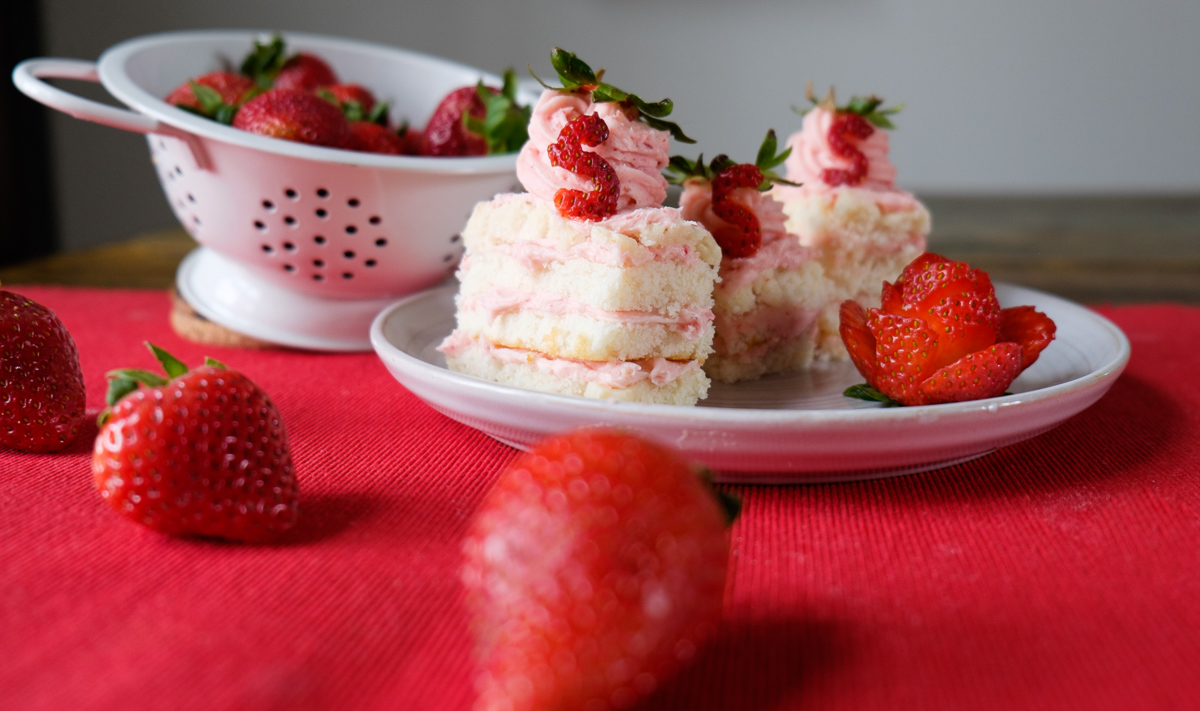 strawberry-cream-cake
