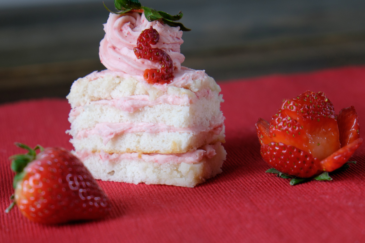 strawberry-cream-cake