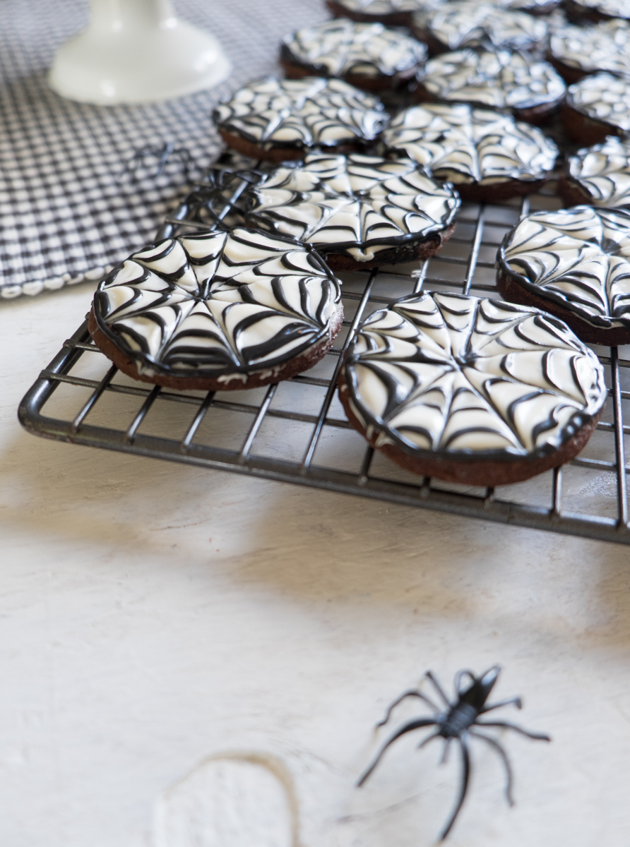 cobweb-cookies-cocoa-white-chocolate-halloween