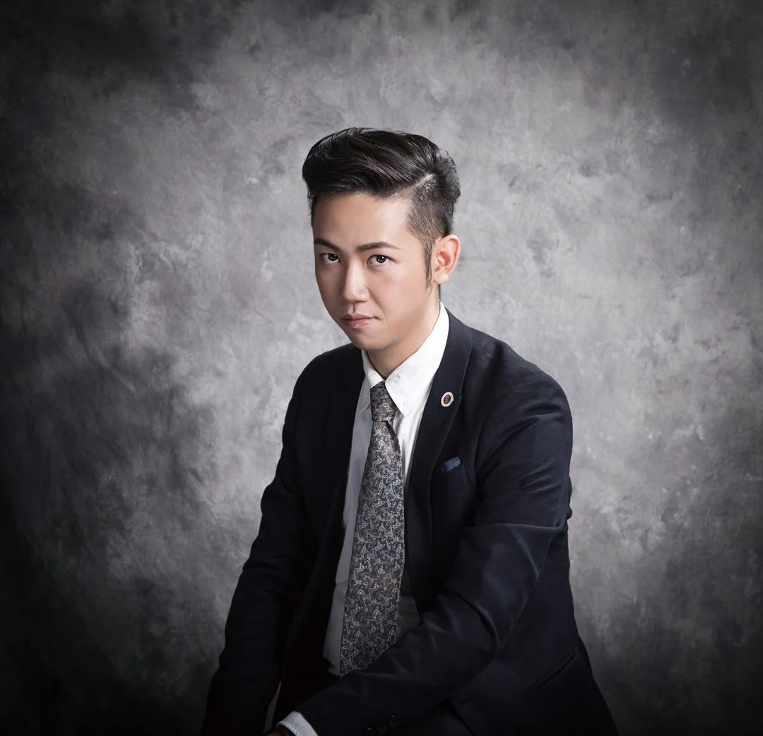 李俊君 Nelson Li 資深餐飲牌照顧問 一站式牌照顧問工程有限公司 創辦人兼董事 李先生在牌照顧問界累積十年出牌經驗,曾服務各大食肆客戶Jollibee ,鹿角巷,shy Xpress 蛋牛治,佳佳甜品,麥奀記雲吞麵,龍門冰室等,多不勝數。贏得客戶的信心,重複光顧及引薦朋友,而有位專業的牌照顧問幫助處理出牌的復雜方案,客戶可以安心專注開業及打理生意!
