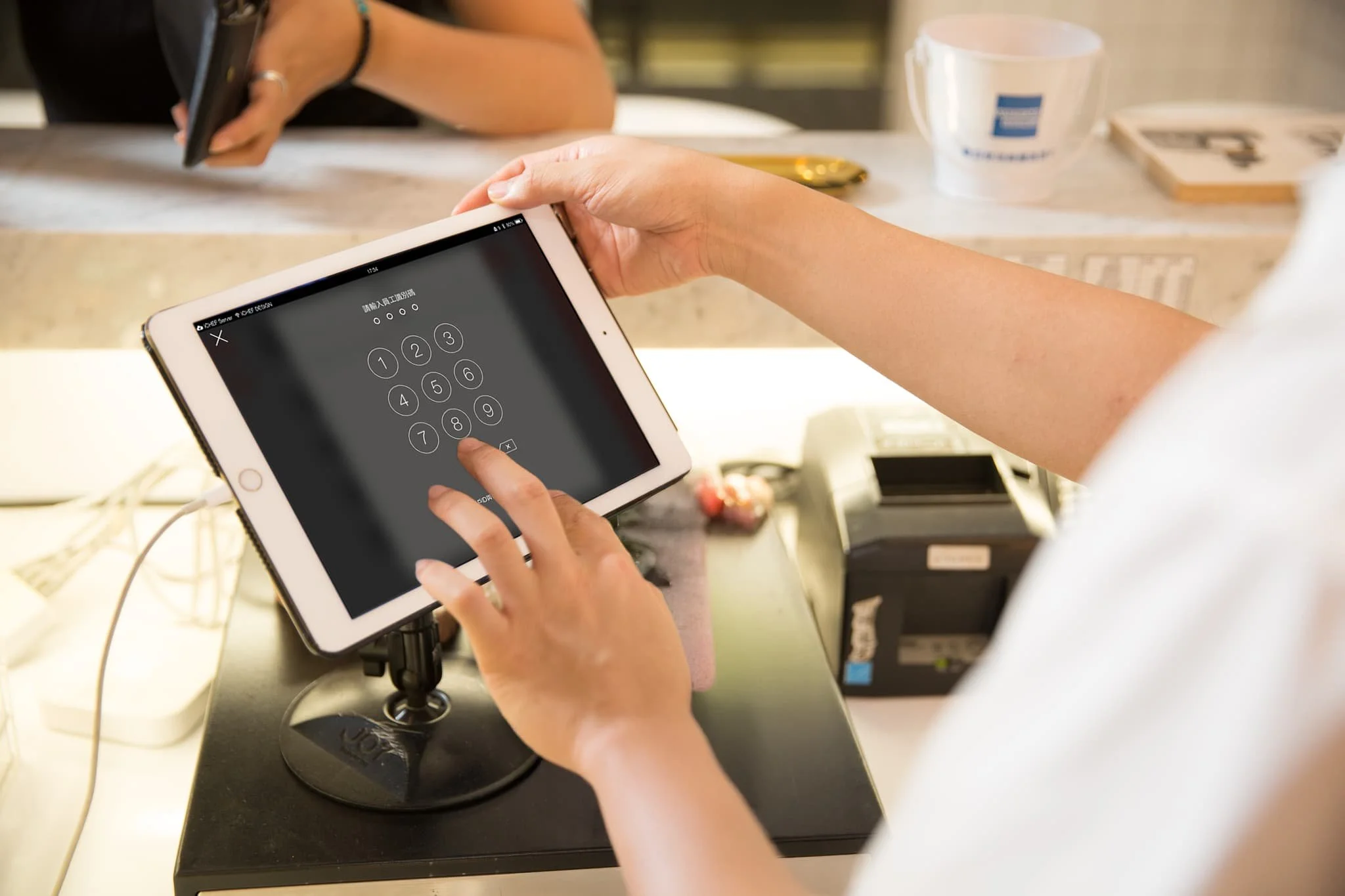 iCHEF iPad POS 權限管理界面，設定不同職級員工操作權限，強化店面營運安全。