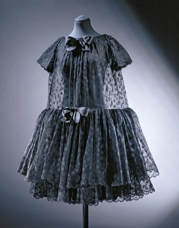 'Baby doll' cocktail dress, crêpe de chine, lace and satin, Cristóbal Balenciaga, Paris, 1958 © Victoria and Albert Museum, London