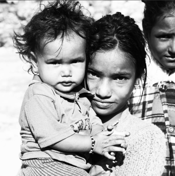 That Red House er dybt involveret i de mennesker som de arbejder så tæt sammen med i Nepal. Kvinder og børn har få muligheder hvorfor de sikrer kvinderne med sygeforsikring, uddannelse i bæredygtig forretning og ordentlig løn - så deres børn kan komme i skole. Dét er værdier som løfter vores planet via vores forbrug, i stedet for at nedbryde den. Og det støtter vi 100% op om. 