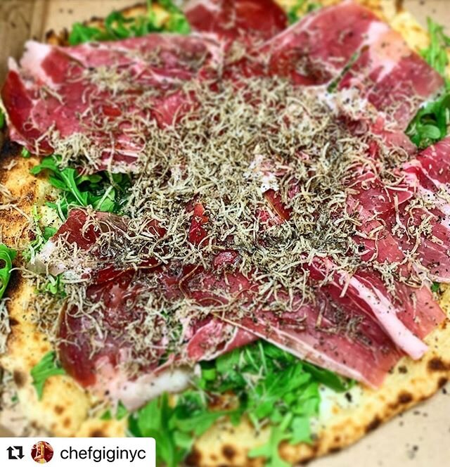 🙏🙏🙏 #Repost @chefgiginyc
A stunning Cesare Casella Prosciutto speciale wirh Black Truffle #prosciuttocrudo #prosciuttospeciale #lingislandpizzacrew #pizzafattaincasa #pizzatartufo #thrillist#foodnetwork