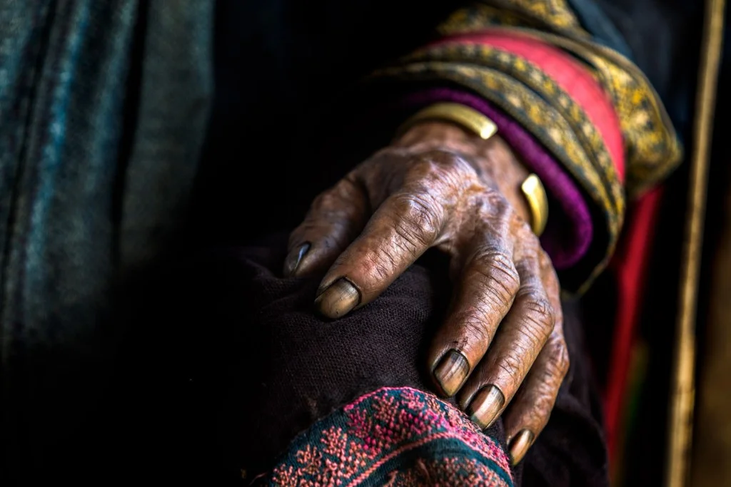 Red Dao Woman, Hands - Rehahn photograph