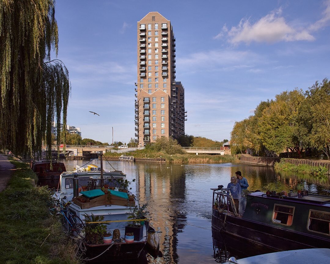 Hale Wharf by @alliesandmorrison. October, 2021.
.
.
.
.
.
@alliesandmorrison @ramboll_uk @rambollgroup @hilson_moran @uk_corefive @mclgroupplc @quodplanning #tottenham #halewharf #architecture #masterplanning #riverlea #leavalley #canal #london