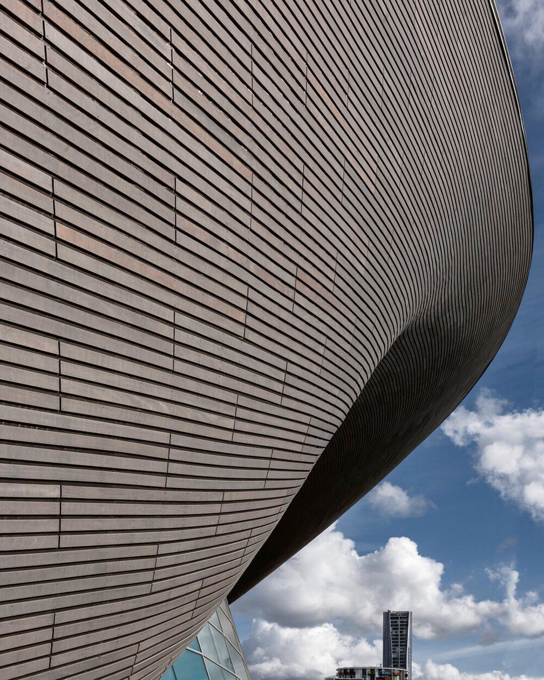 A detail of the cladding on the London Aquatics Centre, built for 2012 Summer Olympics by @zahahadidarchitects.
.
.
.
.
.
@londonaquaticcentre #2012olympics #eastlondon #stratford #London #uk #zahahadid #zahahadidarchitects