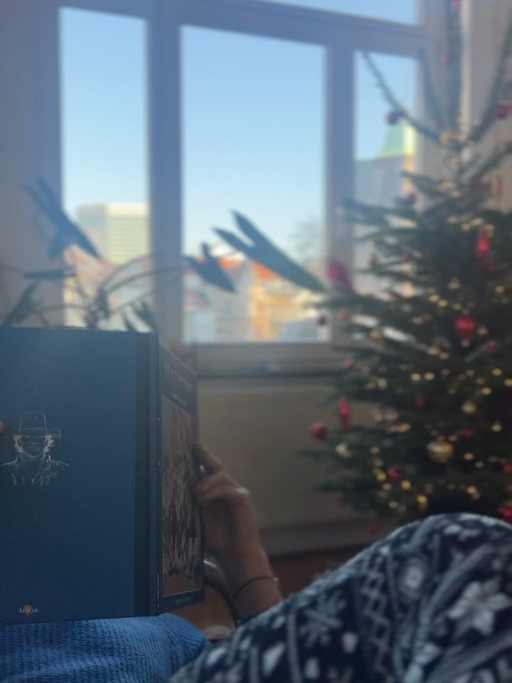 🎄🎅🏼🍫🎞️ 10h32. le sommeil quitte lentement nos corps endormis, nos paupi&egrave;res s&rsquo;ouvrent. 
On se l&rsquo;&eacute;tait promis. C&rsquo;est une tradition.
Le 25. On ne fait rien.
Rien &agrave; faire. Rien &agrave; cuisiner. Rien &agrave;