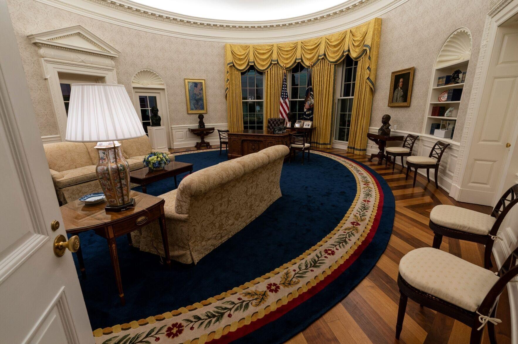 The Resolute Desk and Clinton's blue rug. © Alex Brandon / AP.