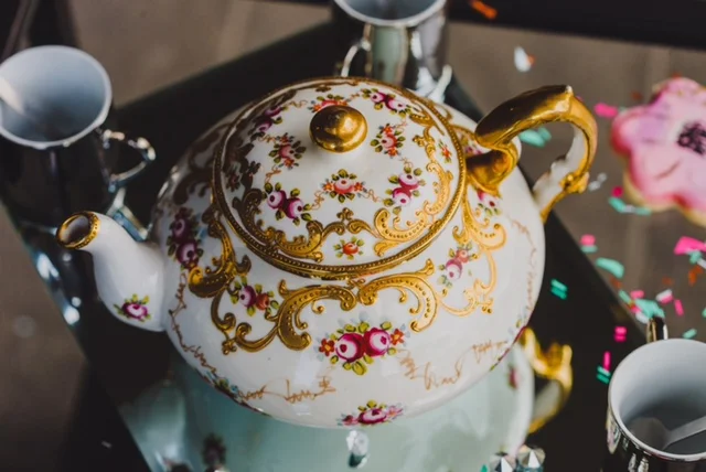  DECORATIVE TEA POTS AND DISHES