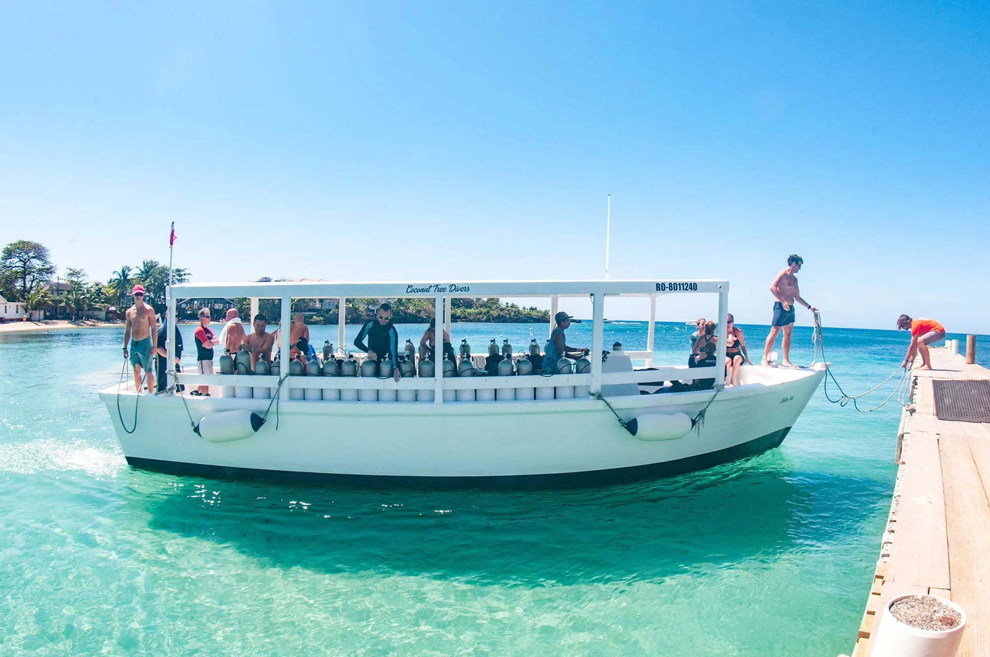 PADI-instructor-bringing-the-dive-boat-back-in.jpg