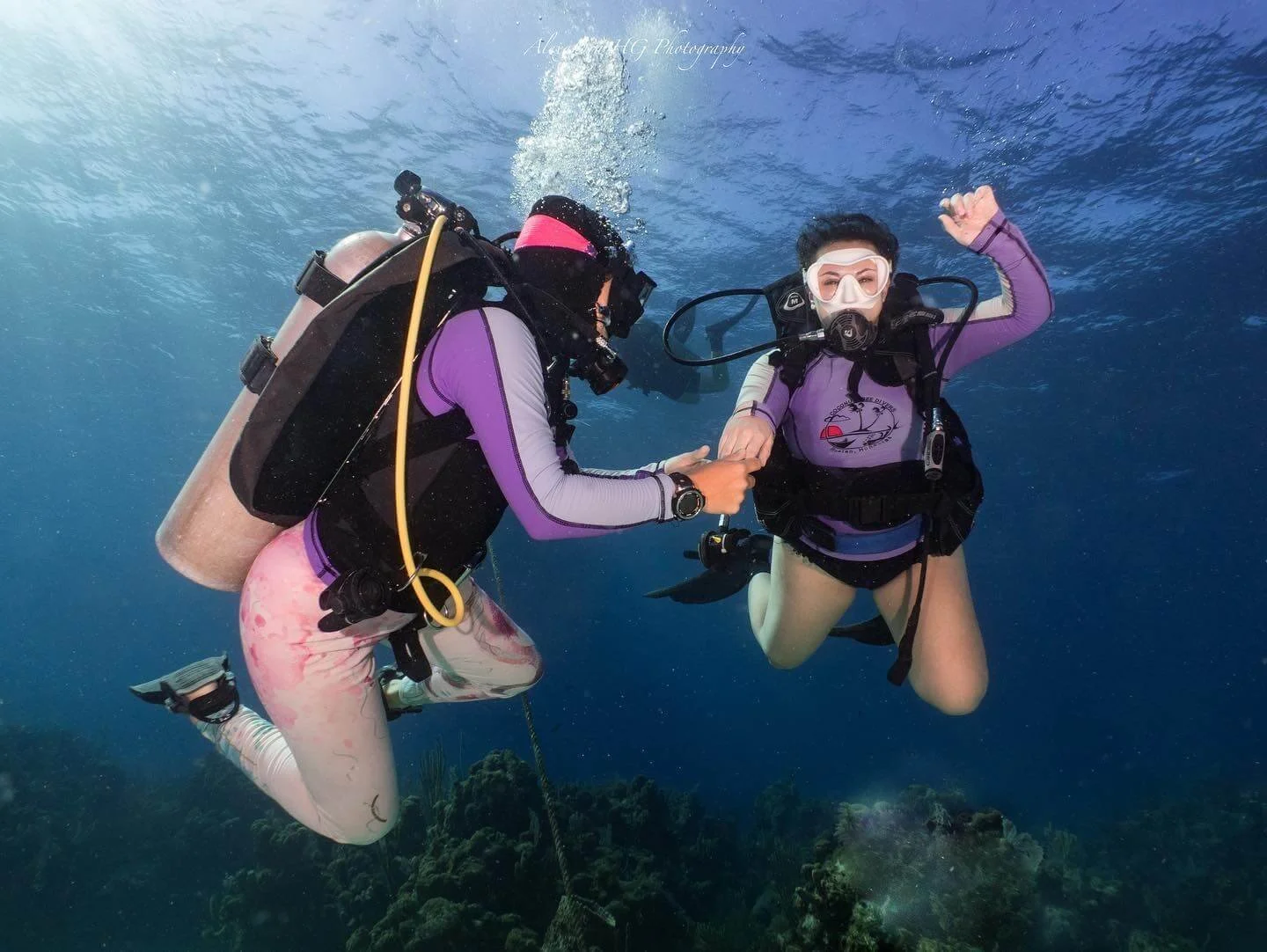 assisting-discover-scuba-diving-divemaster-internship.jpg