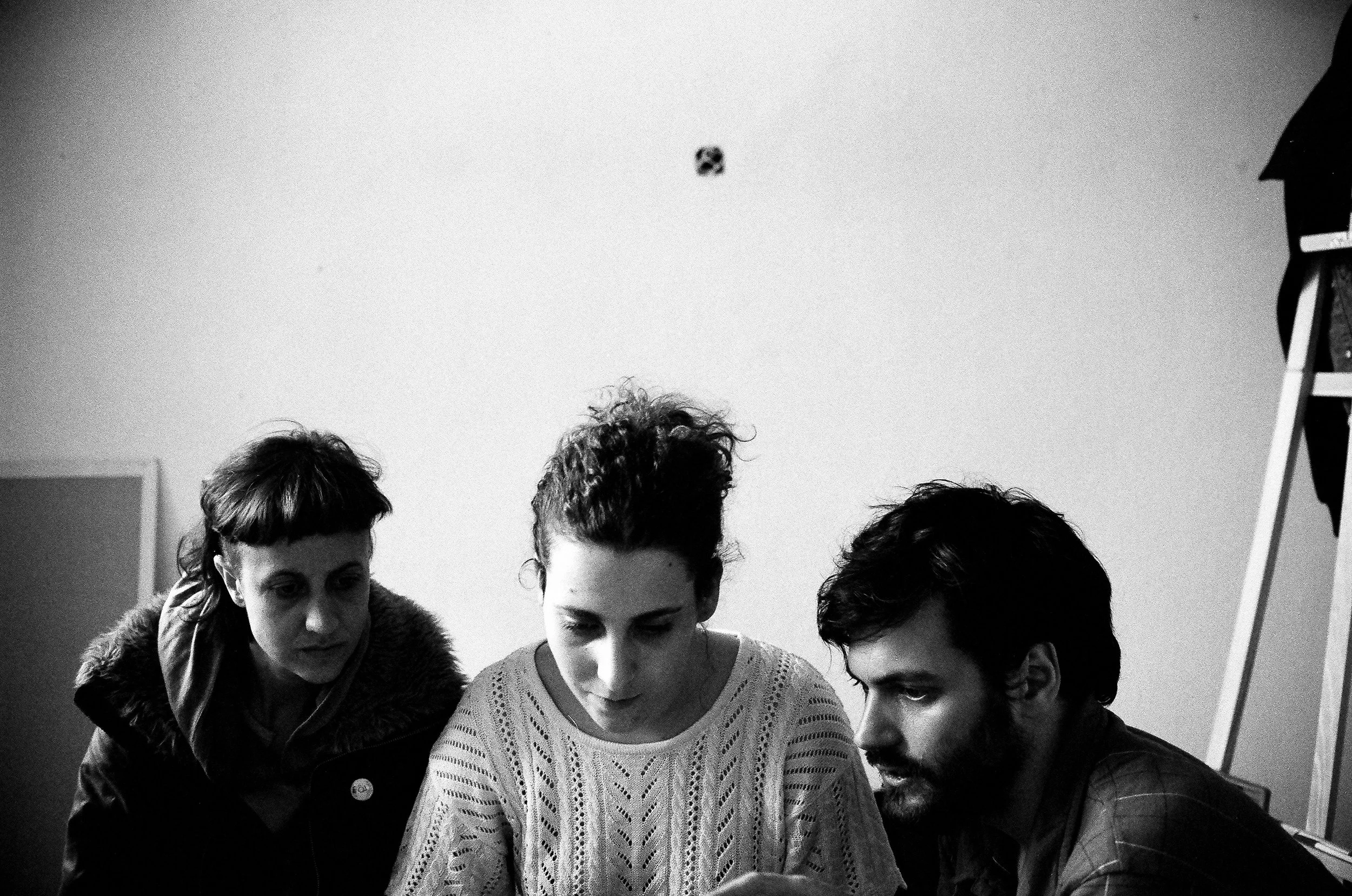 Ceci, Iara y Gaspar en pleno montaje. Foto por Lula Bauer