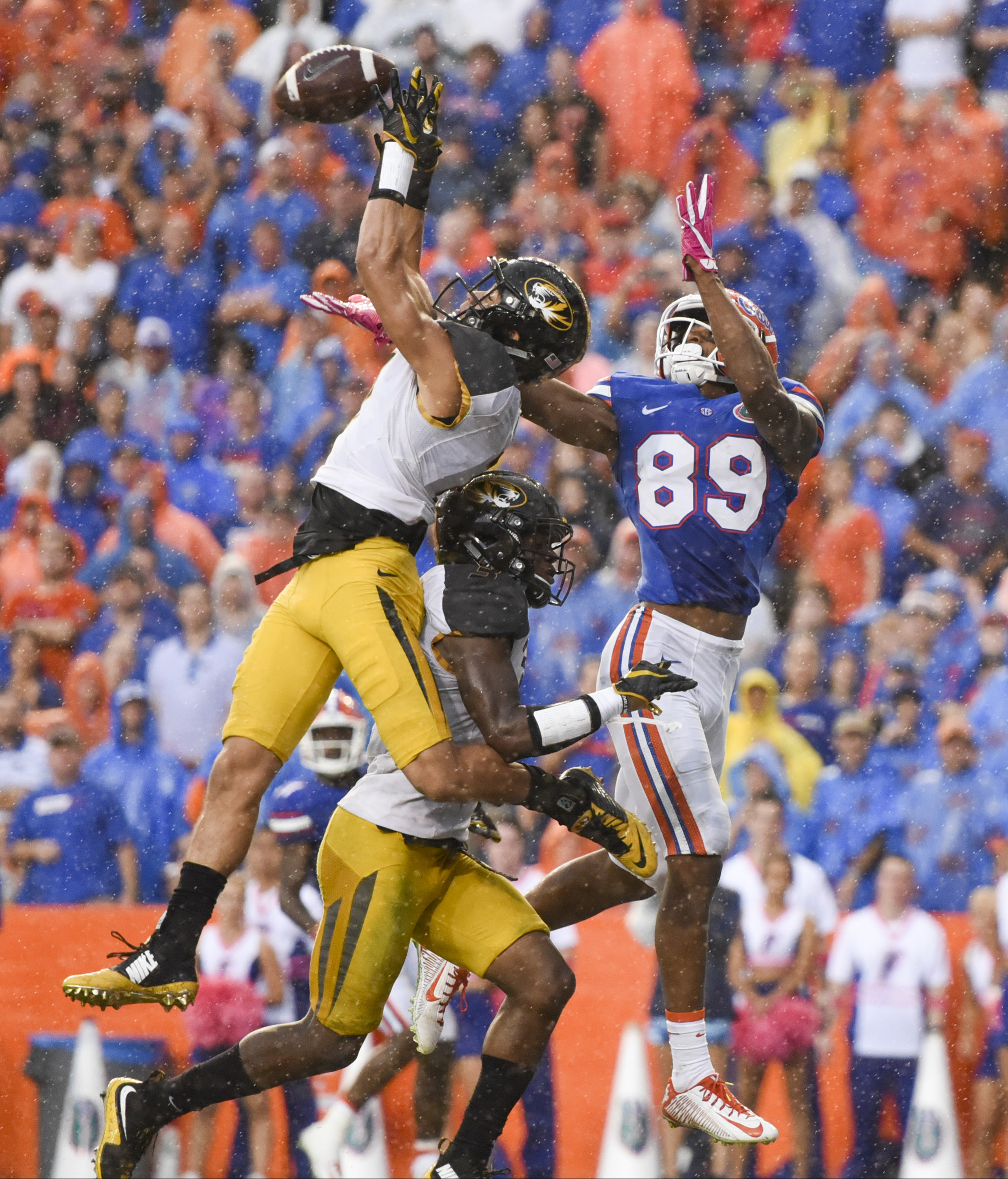  Missouri Tigers safety Cam Hilton (7) nearly intercepts a pass intended for Florida Gators wide receiver Tyrie Cleveland (89) in the third quarter during the game between the Florida Gators and the Missouri Tigers in Ben Hill Griffin Stadium in Gain