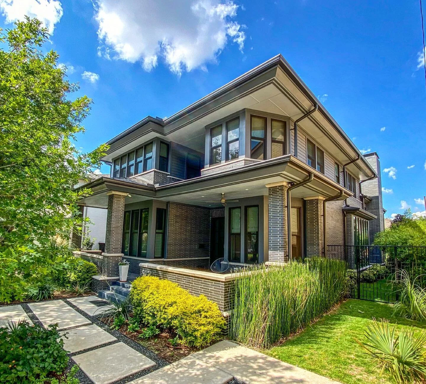 Our #Richard2020Project deserves a permanent spot on our page. This gorgeous high prairie style house was designed by @peterblockarch. @fourlb started construction on it in late 2019 and survived the pandemic while finishing it! @fourlb also did the 
