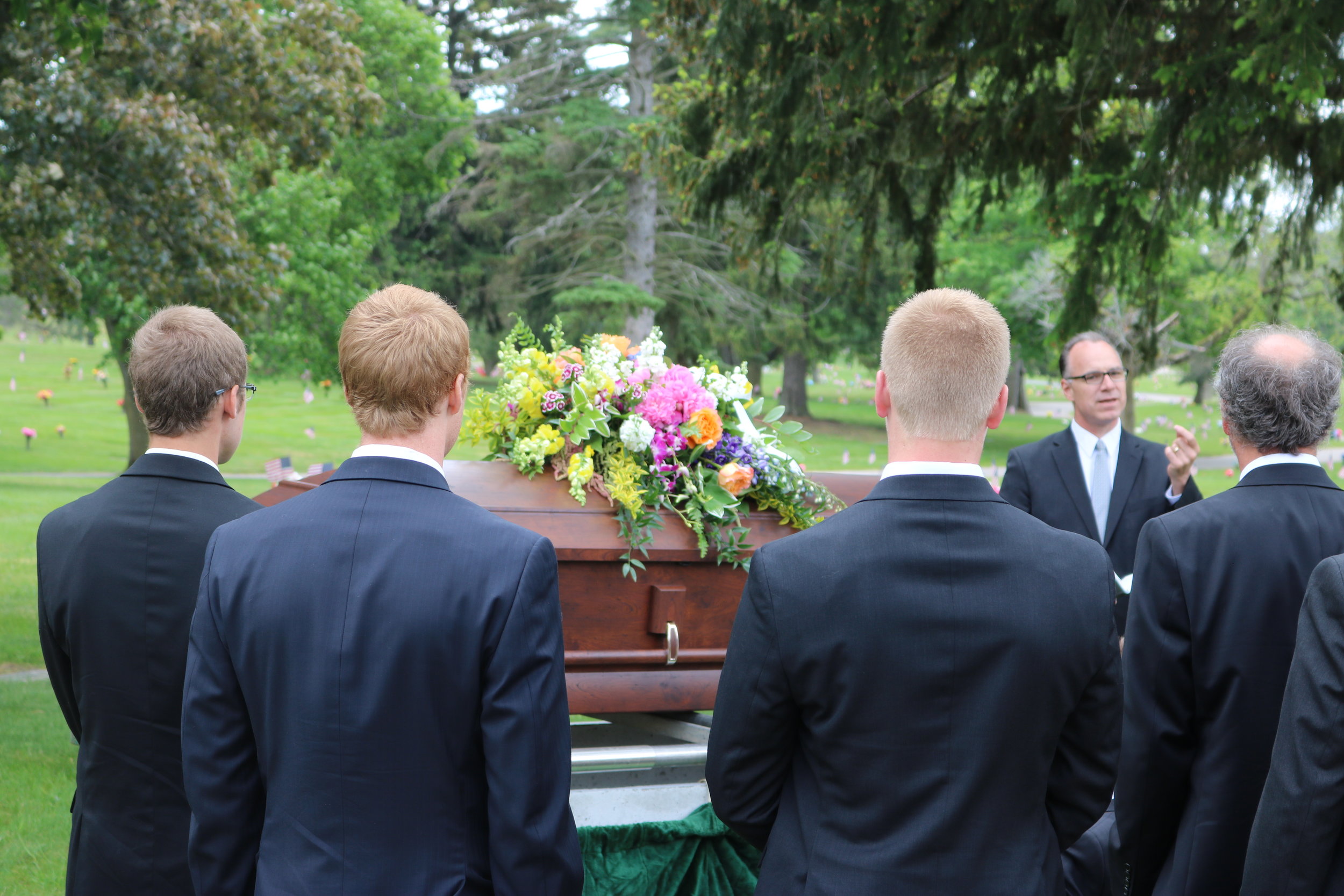 5 Reasons to Consider a Graveside Ceremony