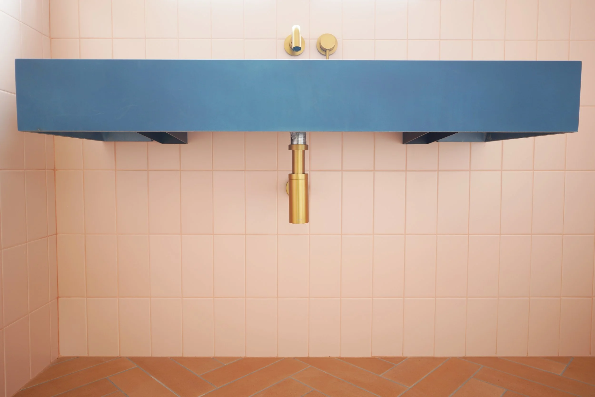 bathroom renovation Sheffield, pink bathroom, blue washbasin, brushed brass tap
