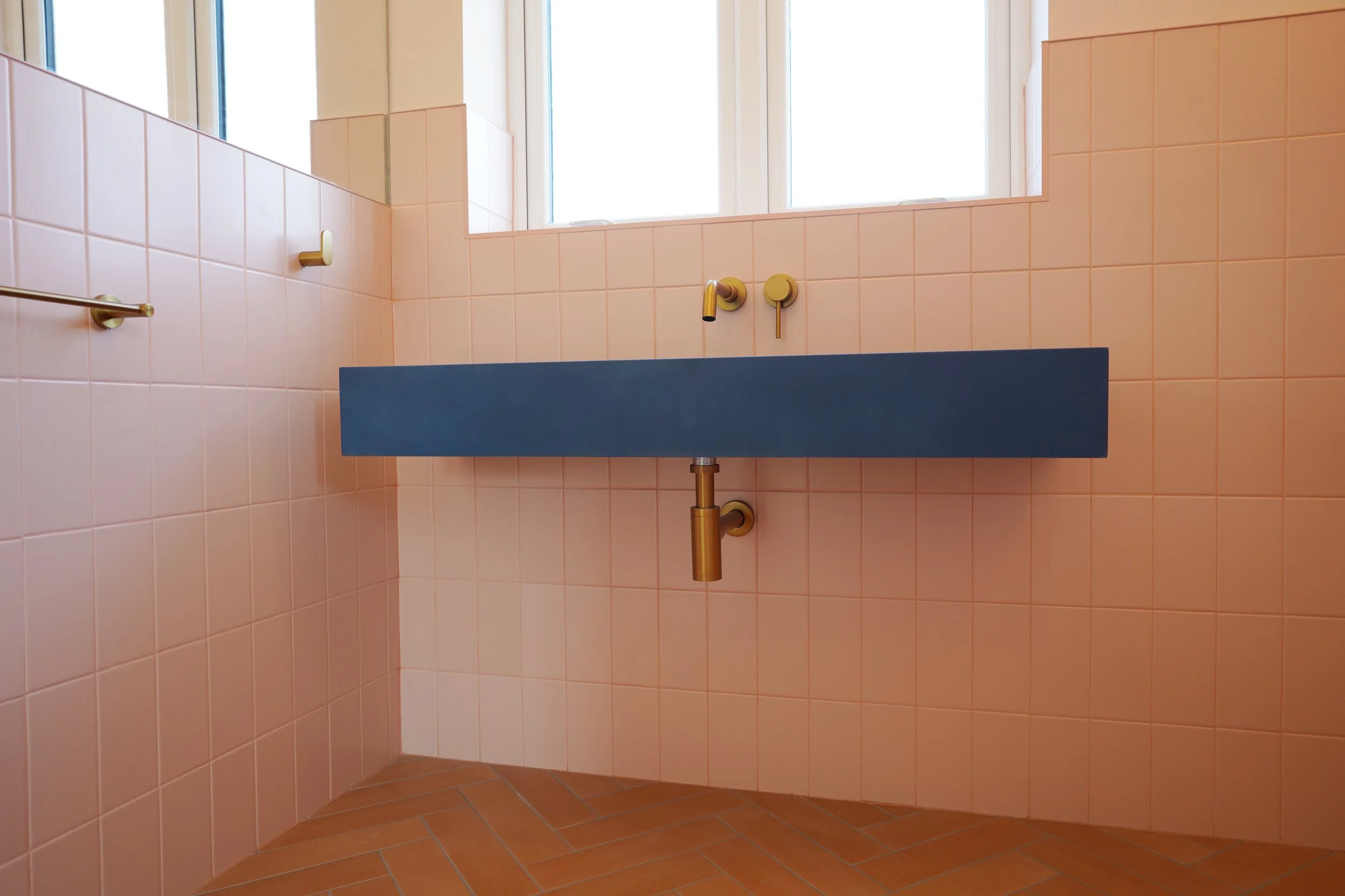 bathroom renovation Sheffield, pink bathroom, blue washbasin, brushed brass tap