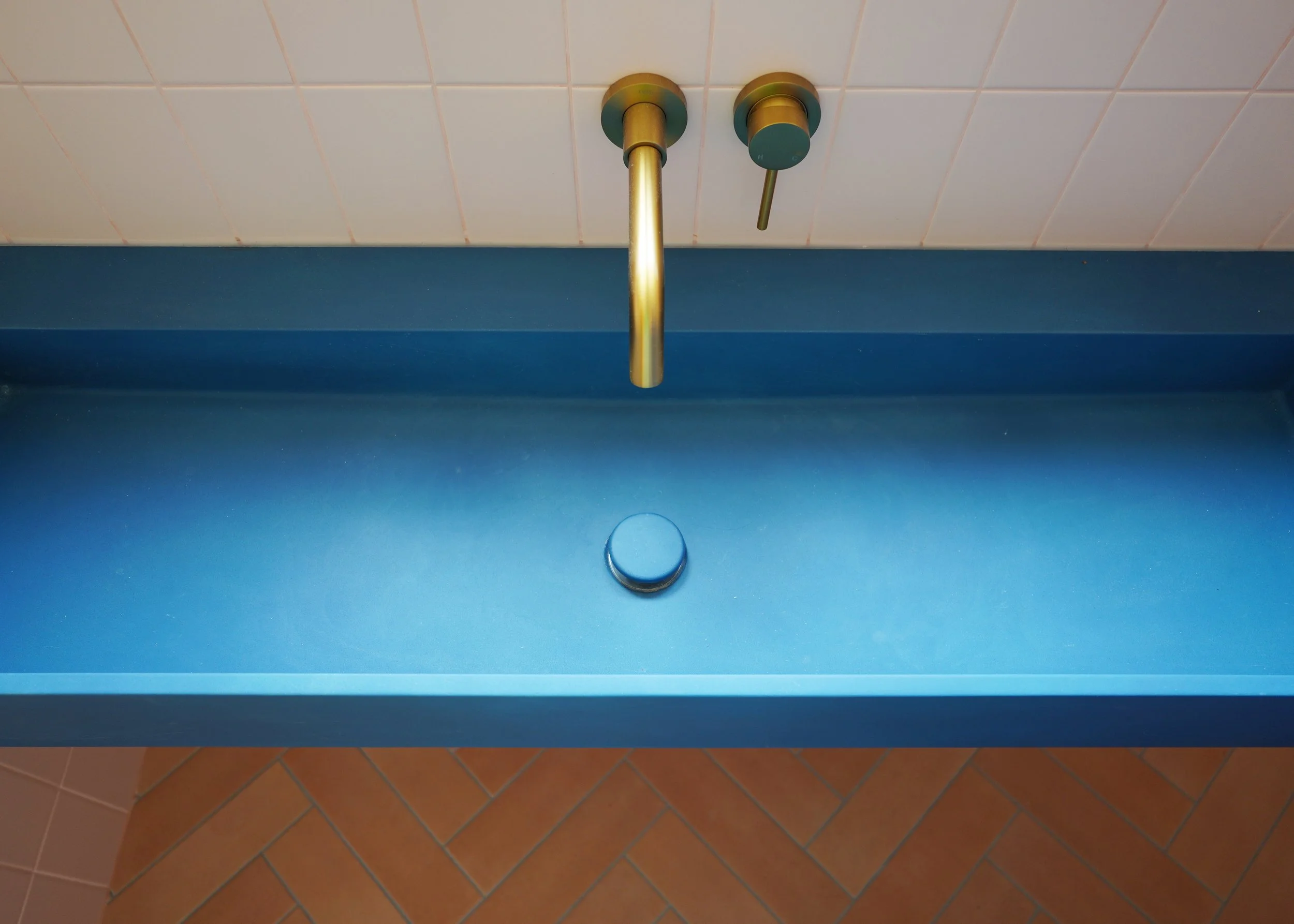 bathroom renovation Sheffield, pink bathroom, blue washbasin, brushed brass tap