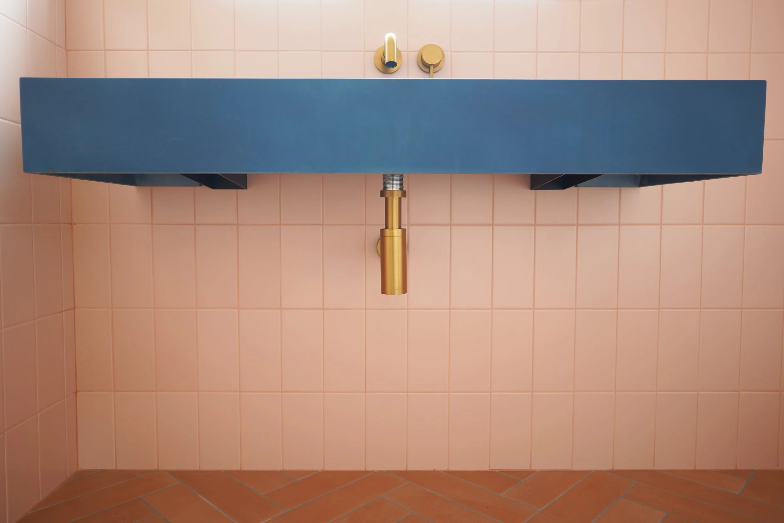 bathroom renovation Sheffield, pink bathroom, blue washbasin, brushed brass tap
