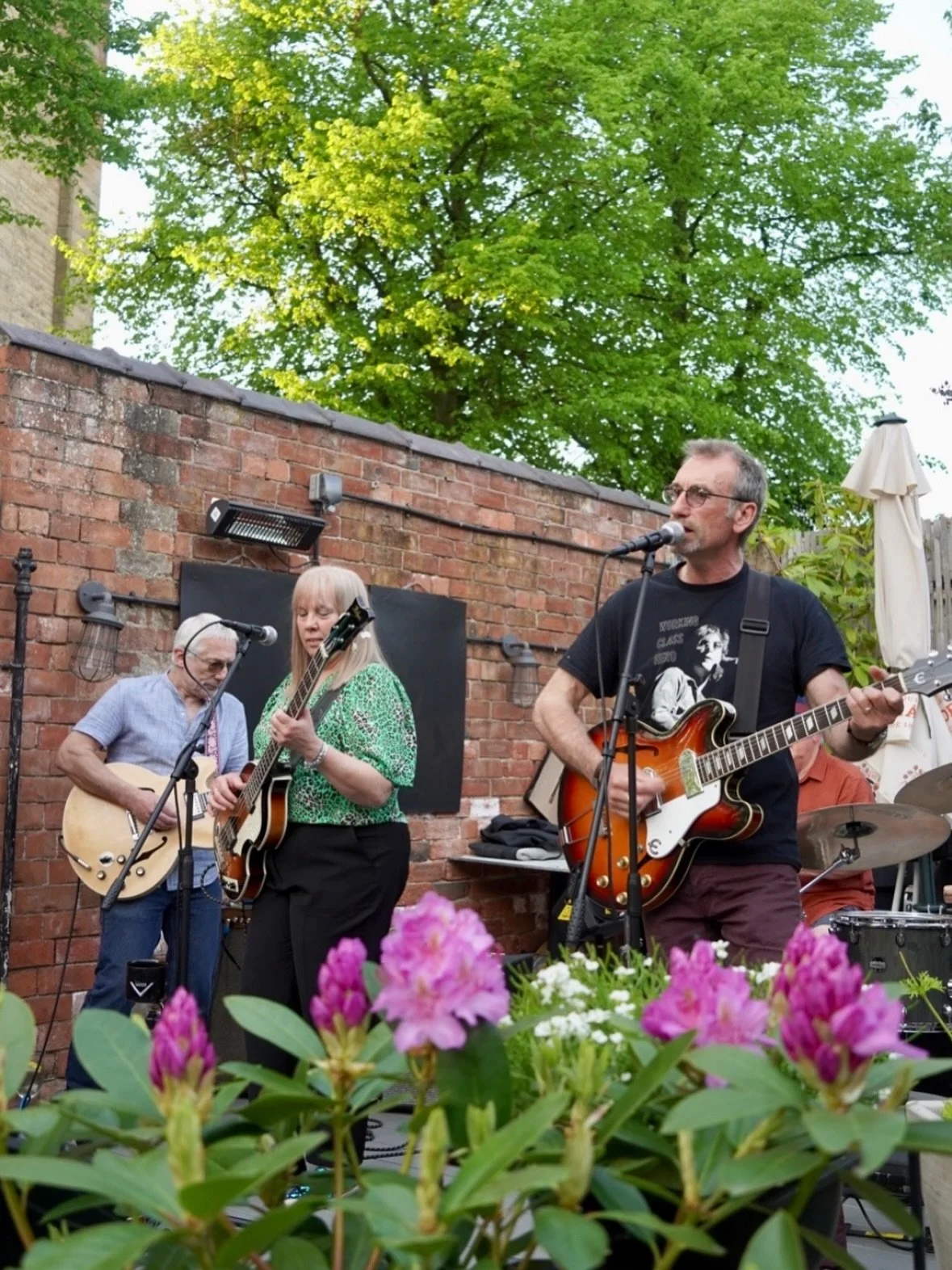 The amazing Hey Dude will be rocking the beer garden tomorrow night from 6pm!☀️🎶🎸
⏰ 6:00pm 
📆 Friday 4th July
Always a night to remember when Hey Dude perform, can't wait to see you there 👋